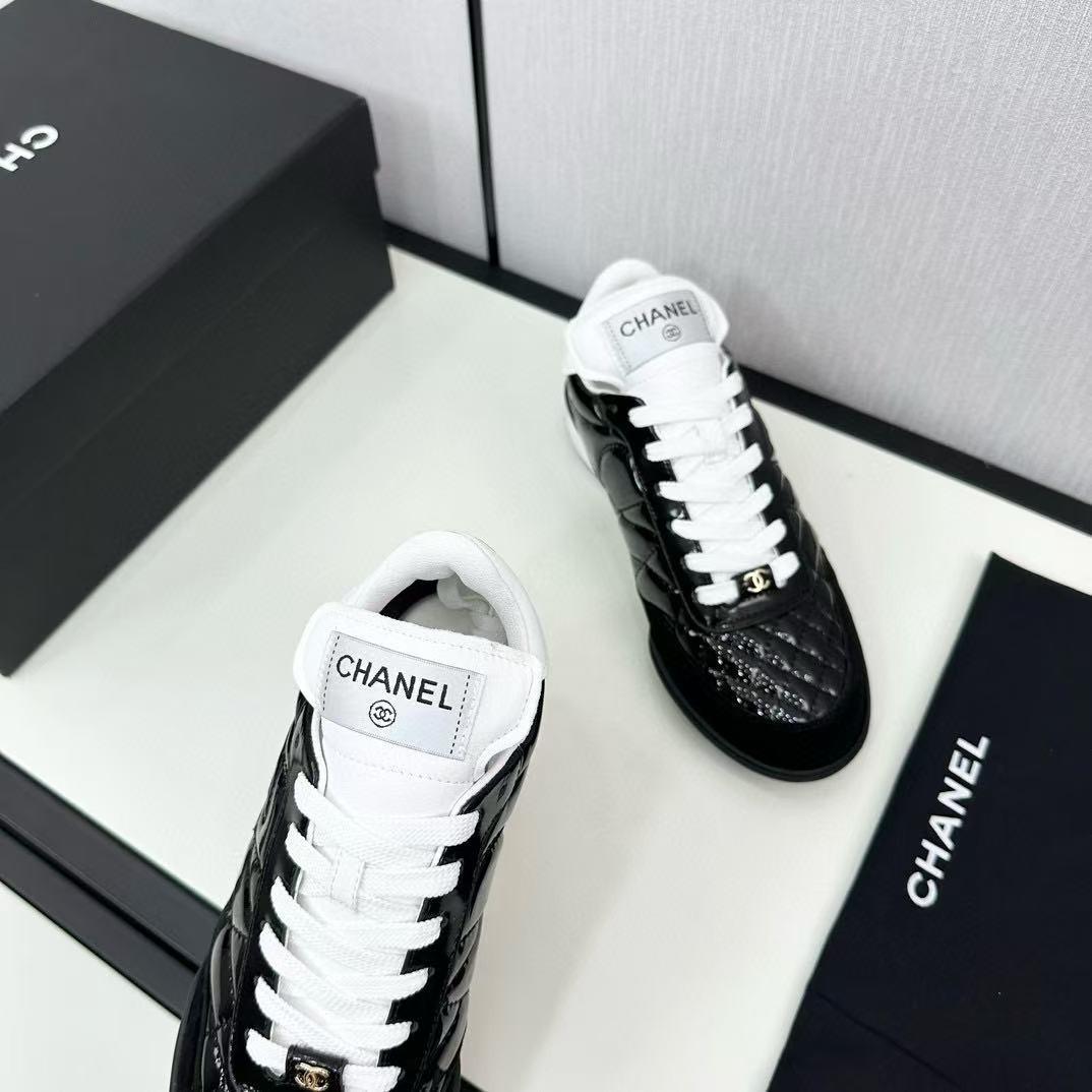 UA Ch**el SNEAKER