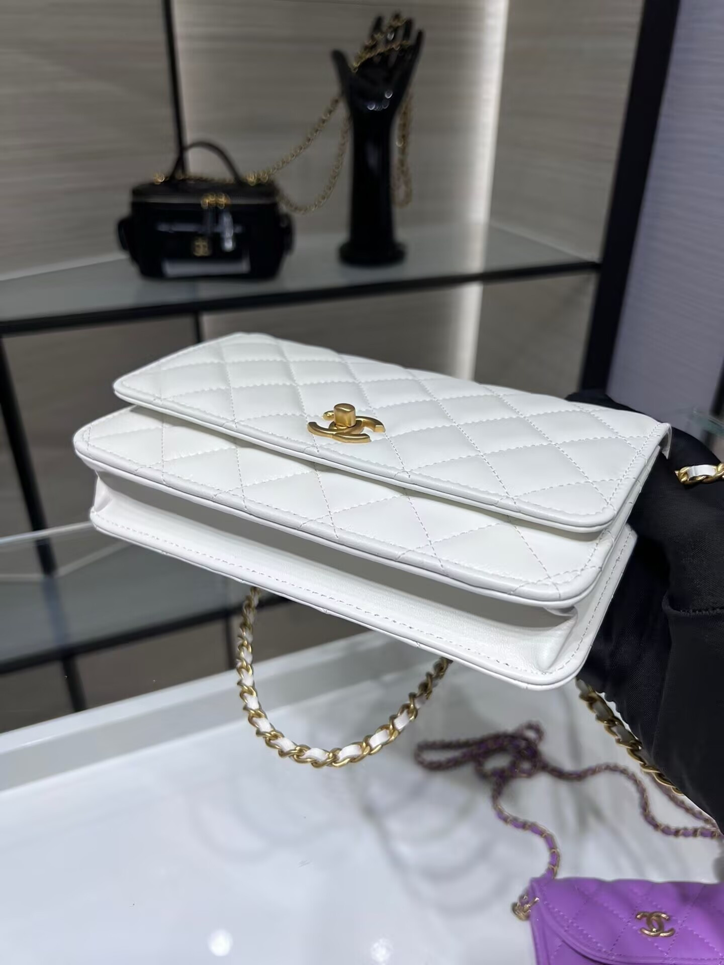 Ch**el CLASSIC WALLET ON CHAIN 4.8 × 7.5 × 1.4 in