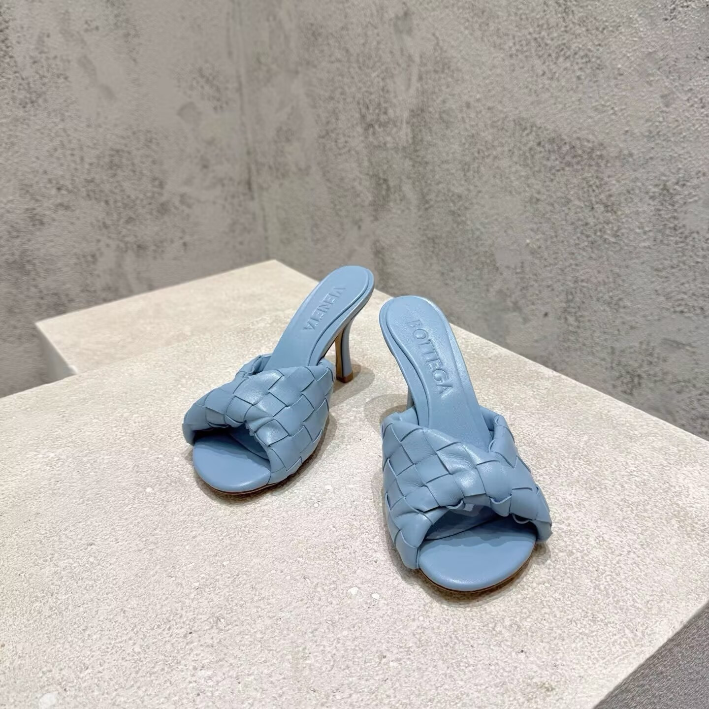 UA B0tt*ga Ven*ta Blink Slides