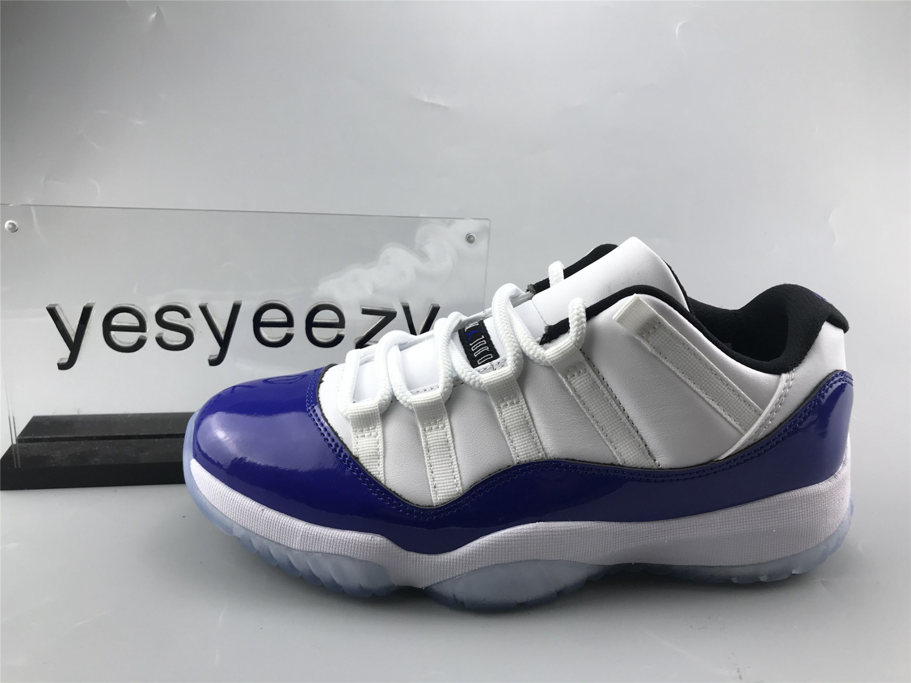 UA WMNS AIR JORDAN 11 RETRO LOW 