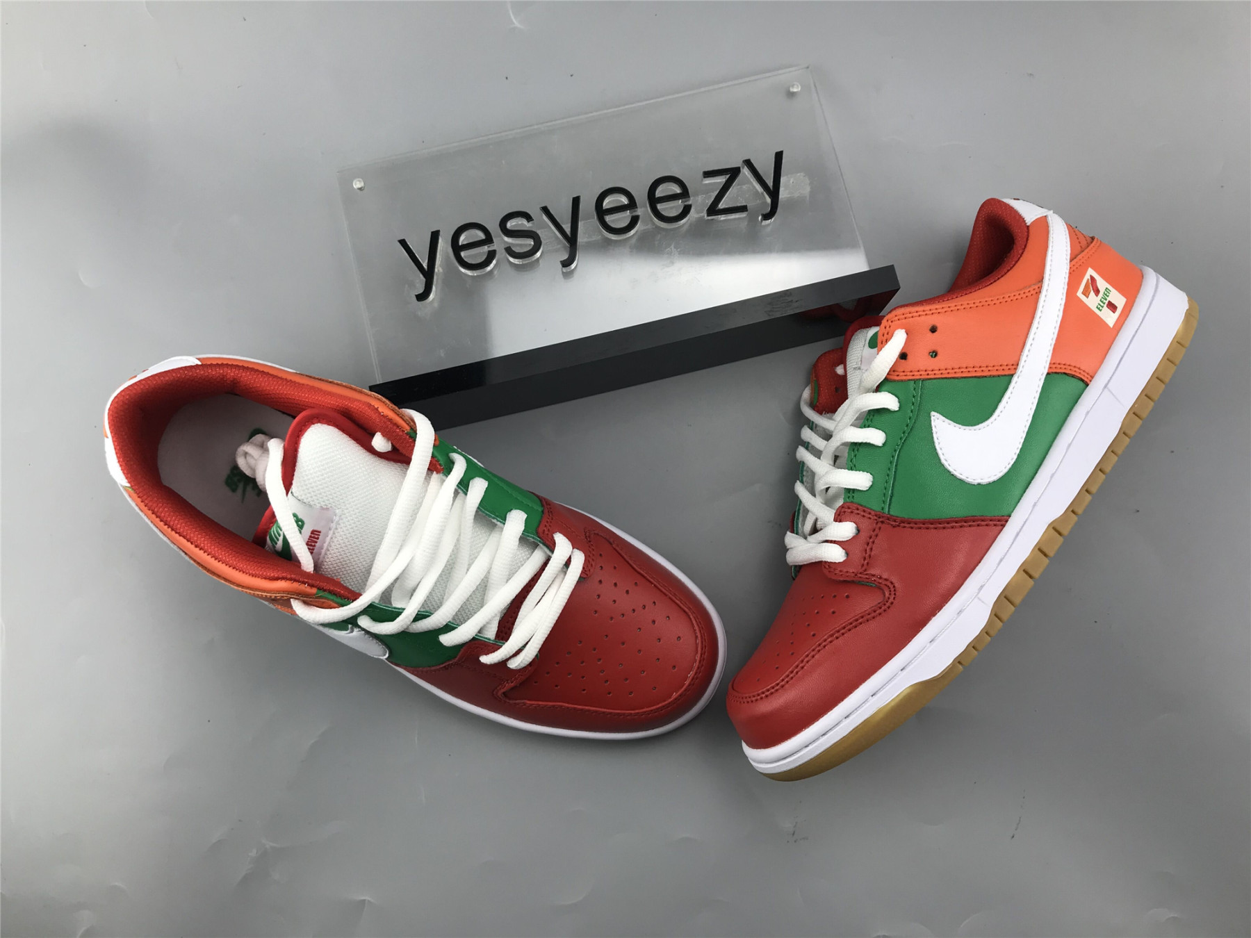 UA NIKE SB DUNK LOW 7-ELEVEN