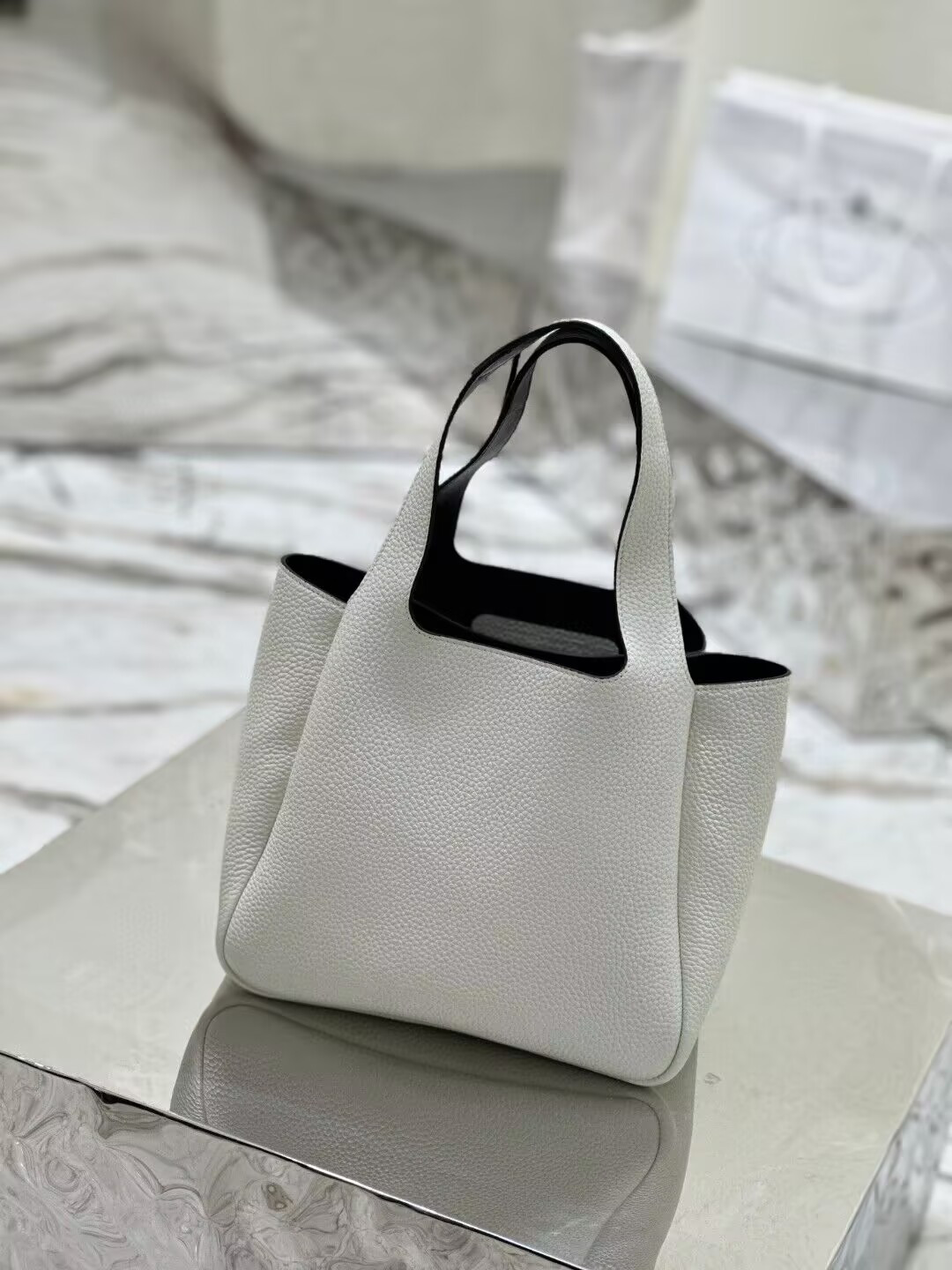Pra*a Medium Leather Tote 25x21.5x14cm