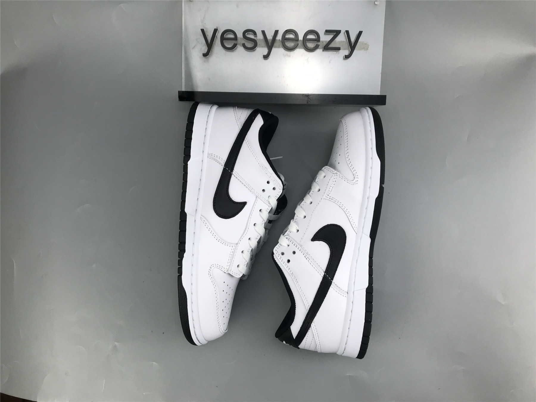 UA NIKE WMNS DUNK LOW