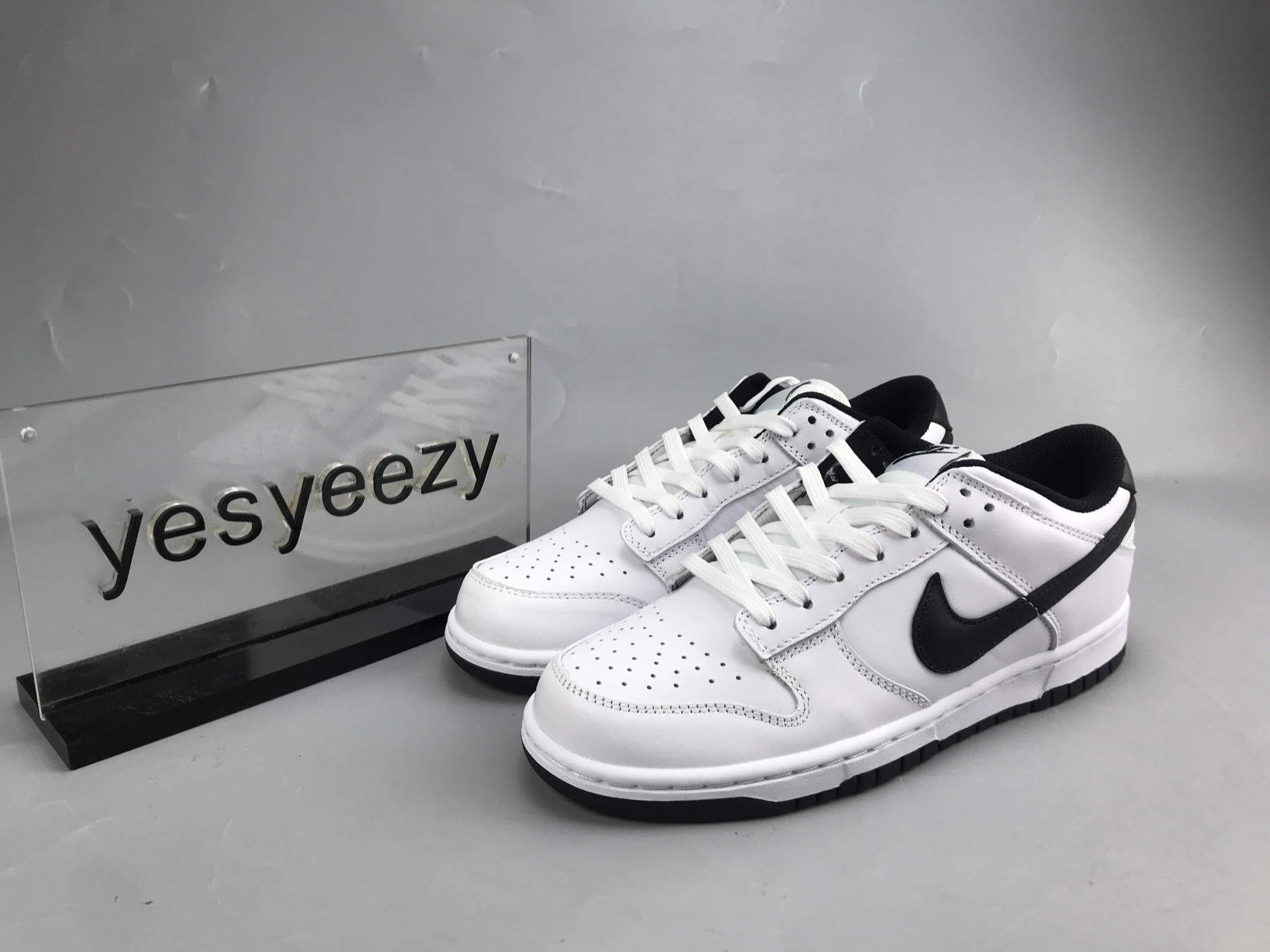 UA NIKE WMNS DUNK LOW