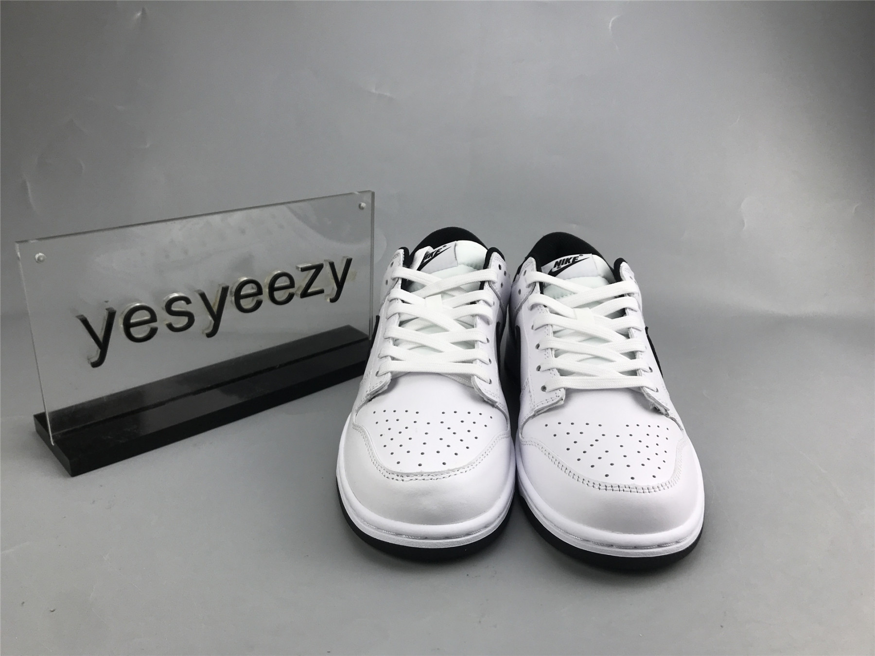 UA NIKE WMNS DUNK LOW