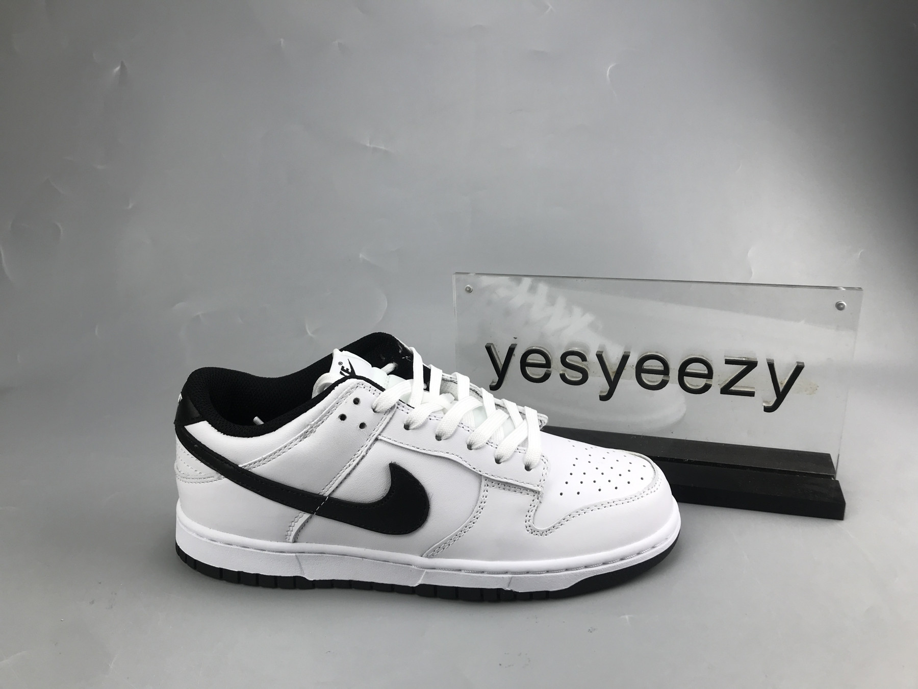 UA NIKE WMNS DUNK LOW