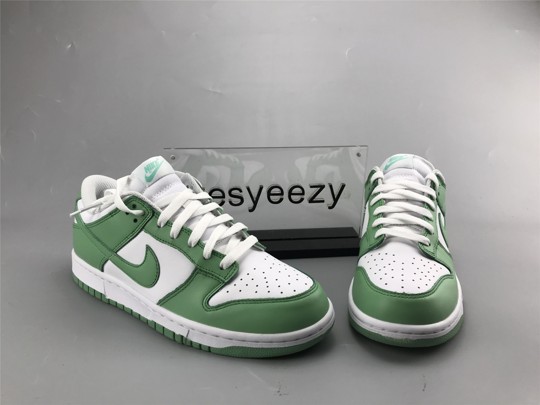 UA NIKE DUNK LOW WMNS "GREEN GLOW"