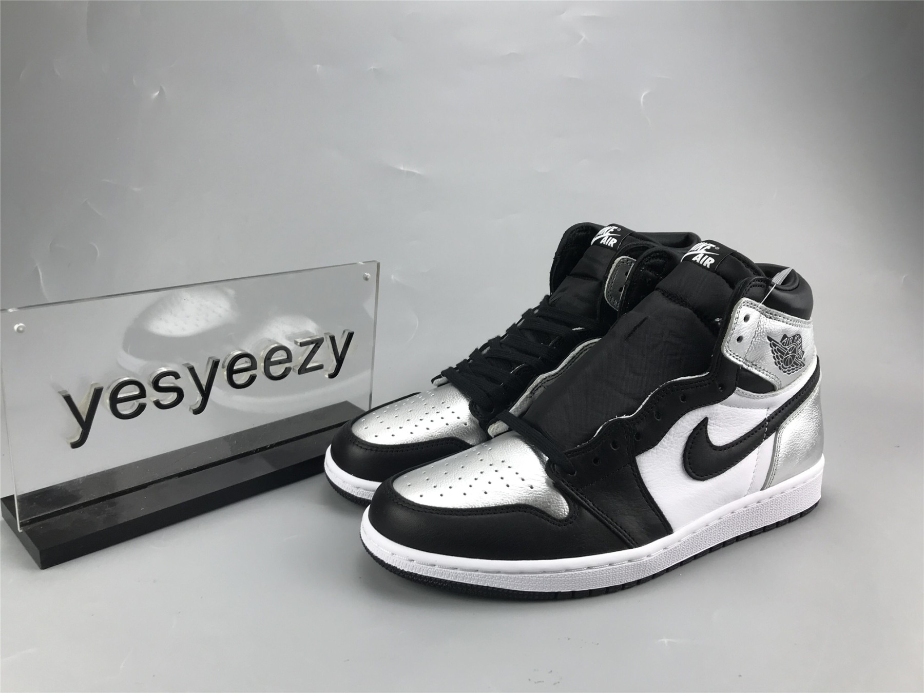 UA WMNS AIR JORDAN 1 HIGH OG 