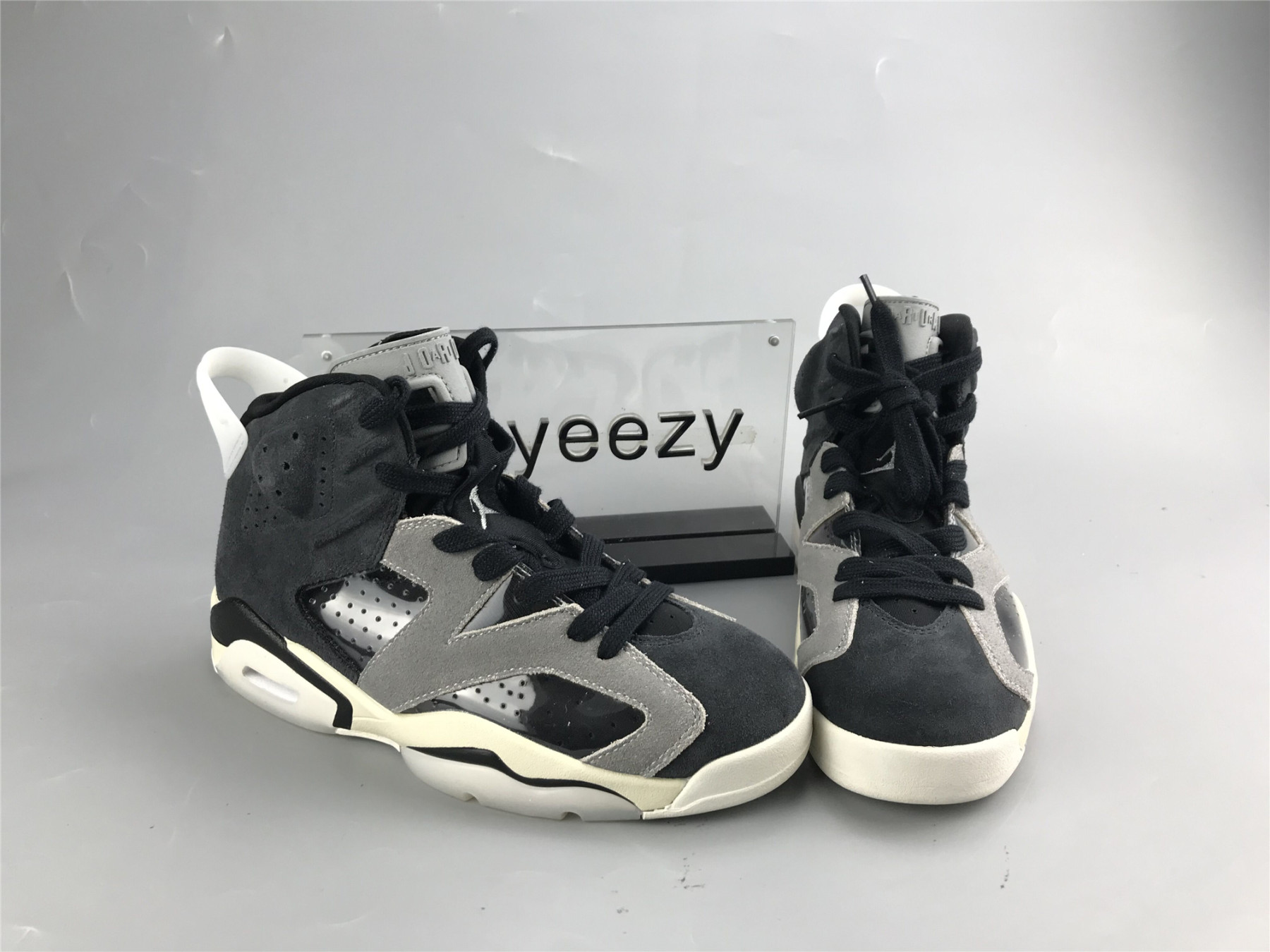 UA WMNS AIR JORDAN 6 RETRO 