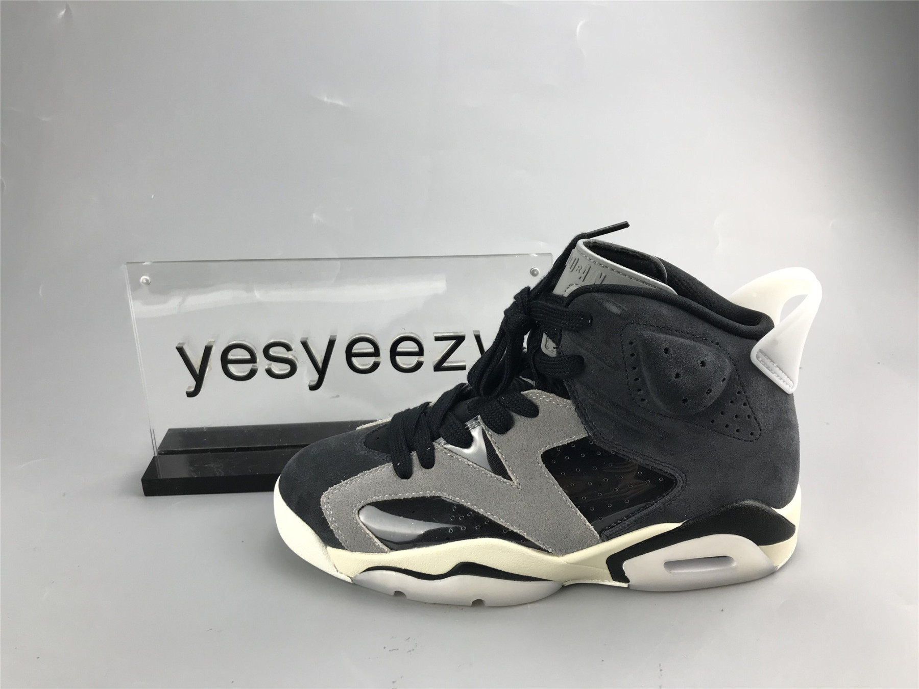UA WMNS AIR JORDAN 6 RETRO 