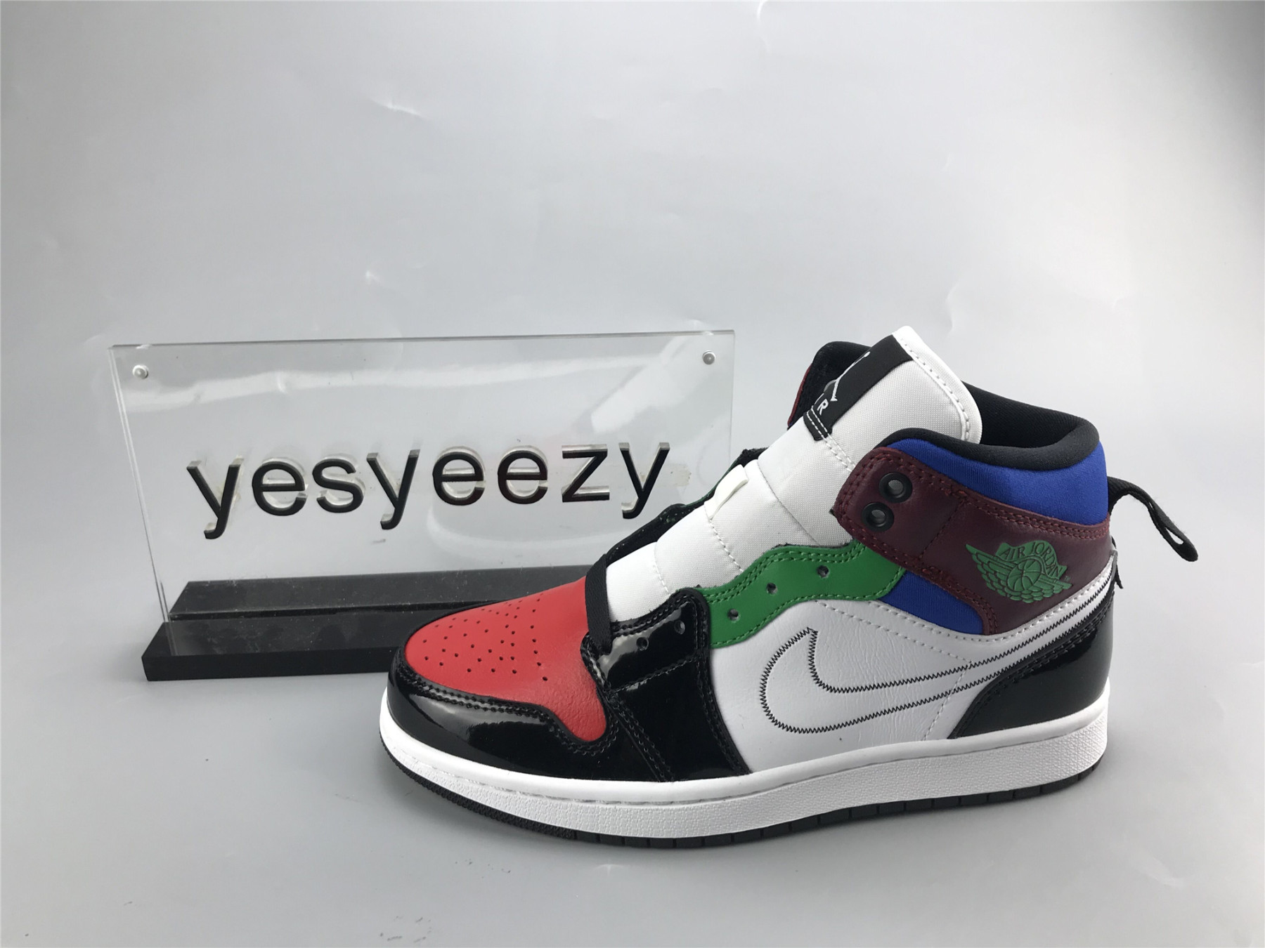 UA WMNS AIR JORDAN 1 MID SE 