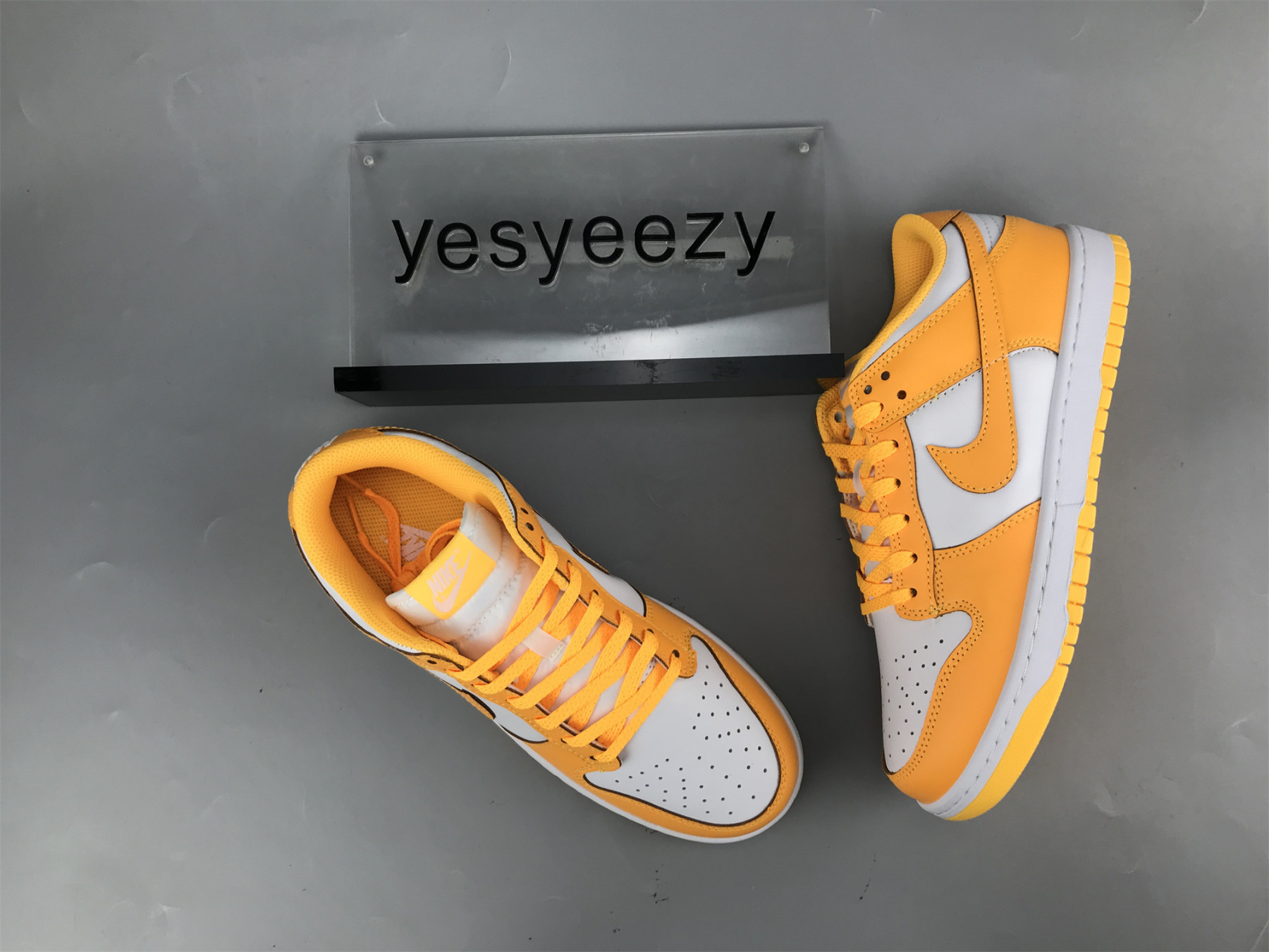 UA NIKE WMNS DUNK LOW 