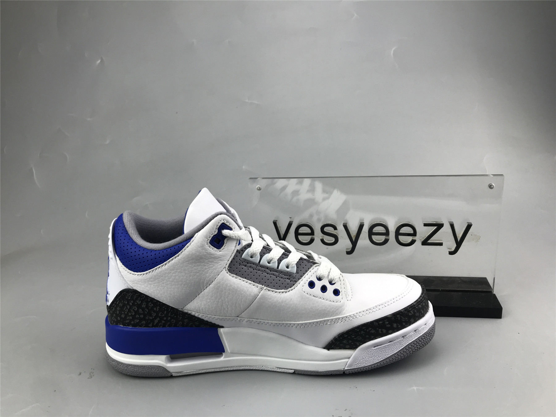 UA AIR JORDAN 3 RETRO 