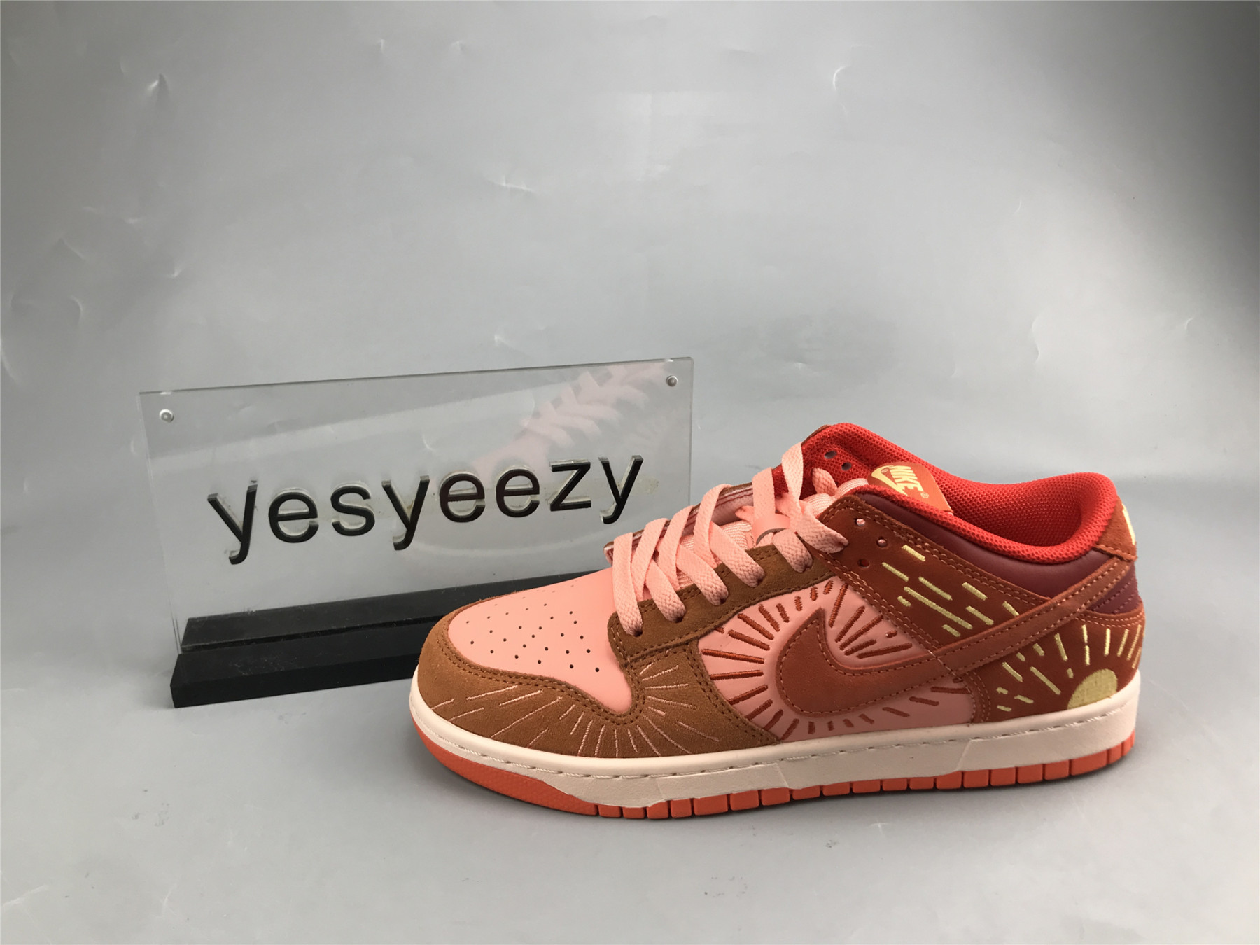 UA NIKE WMNS DUNK LOW 