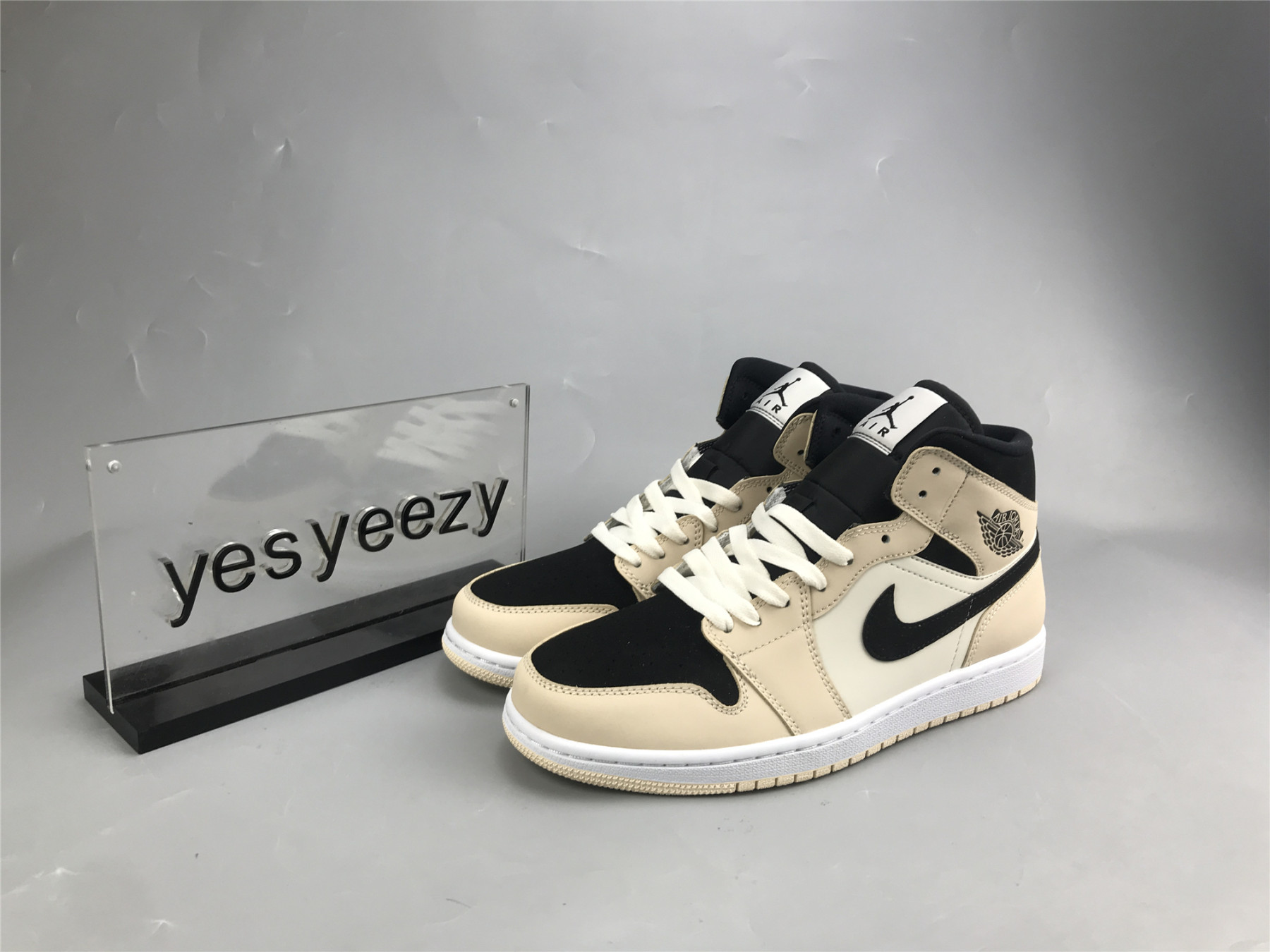 UA WMNS AIR JORDAN 1 MID 