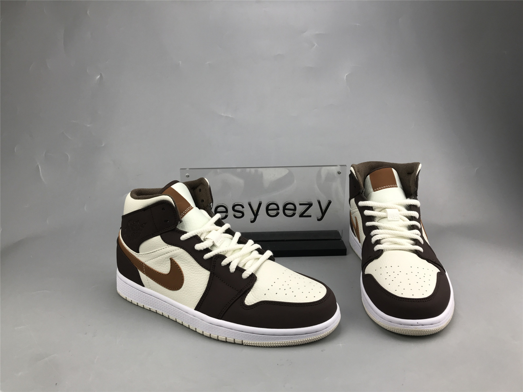 UA WMNS AIR JORDAN 1 MID SE 