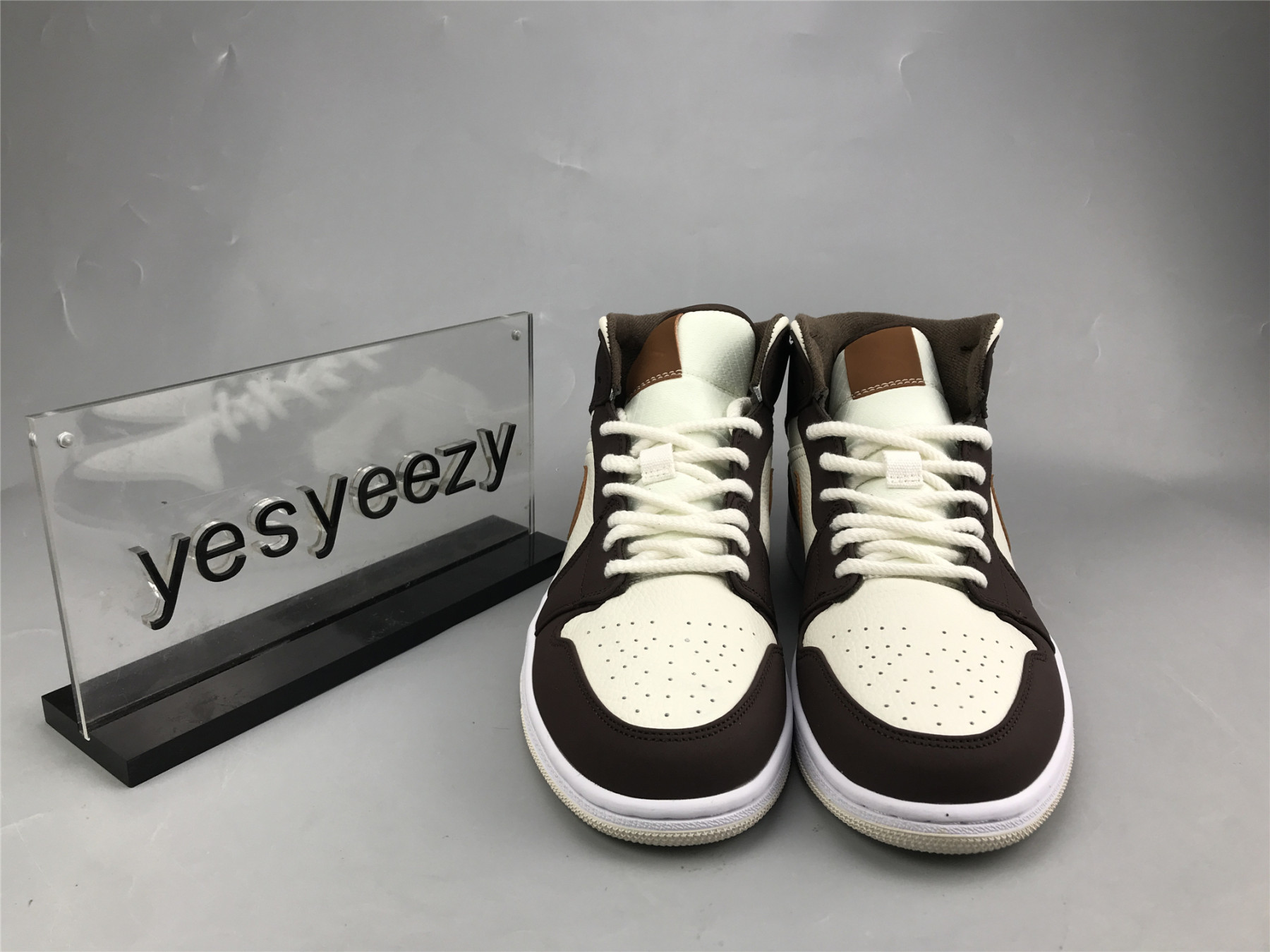 UA WMNS AIR JORDAN 1 MID SE 