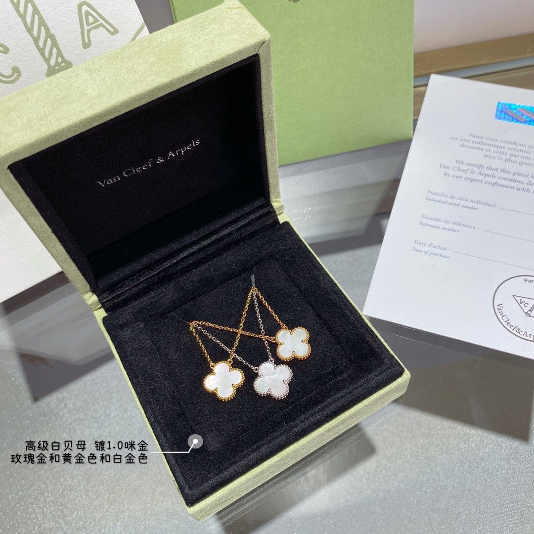 V*n Cl**f & Arpels Medium Classic Four Leaf Clover Necklace Diameter approx 1.5cm,Chain length approx 40+5cm