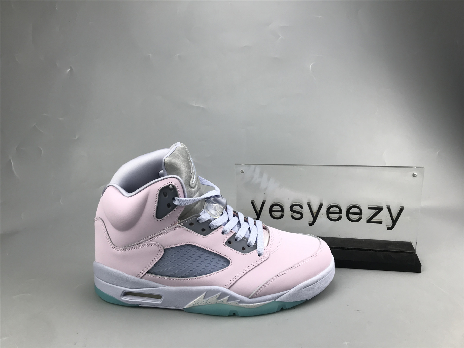 UA WMNS AIR JORDAN 5 RETRO 