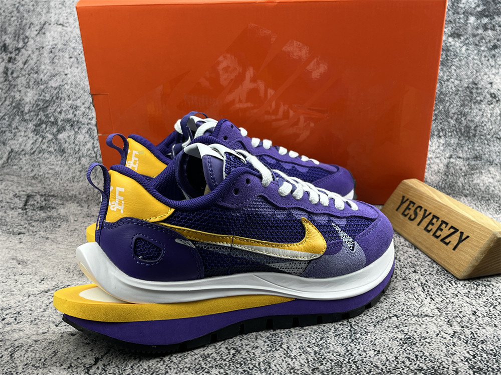 UA NIKE VAPORWAFFLE SACAI DARK IRIS