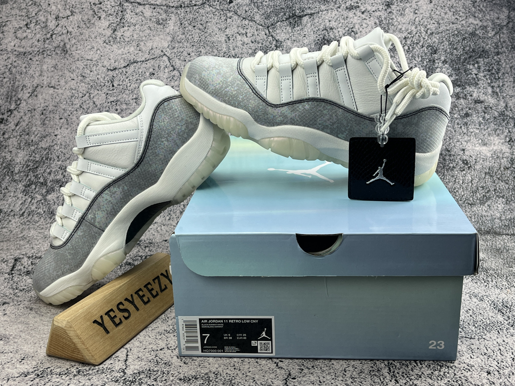 UA AIR JORDAN 11 RETRO LOW