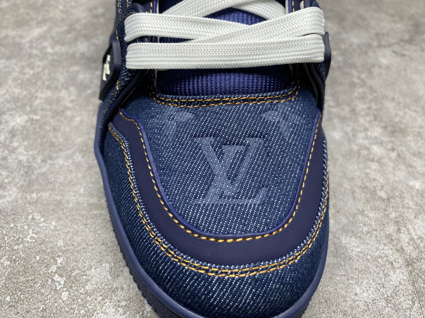 UA LV Trainer Sneaker