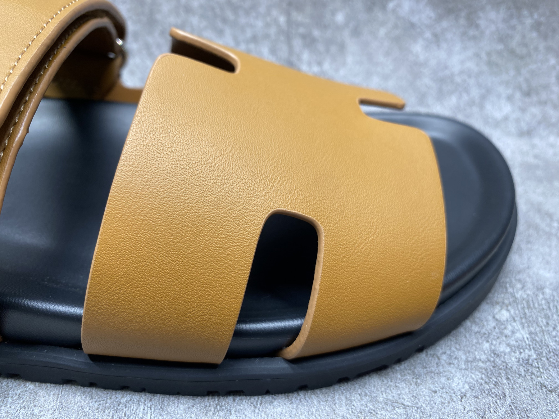UA H**me5 Chypre Sandal