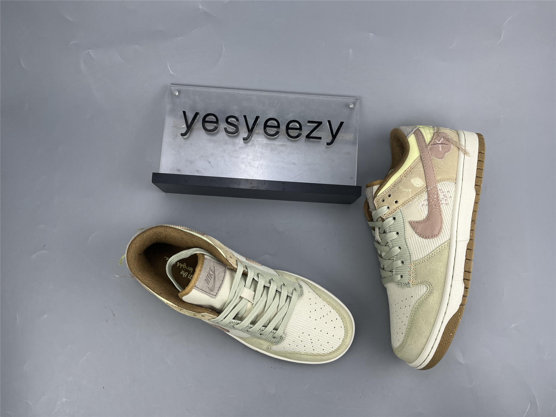 UA NIKE WMNS DUNK LOW 