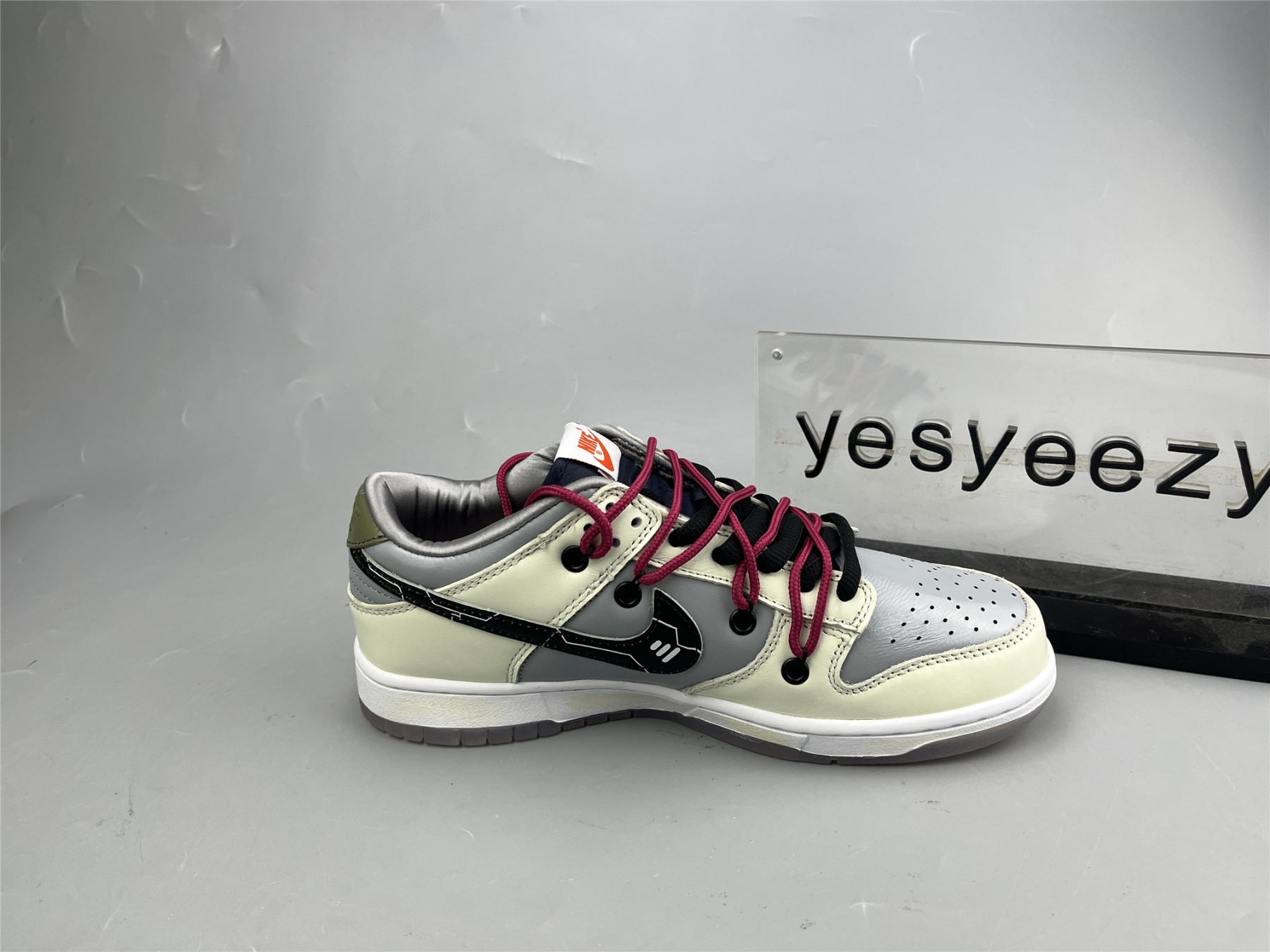UA NIKE WMNS DUNK LOW SP 
