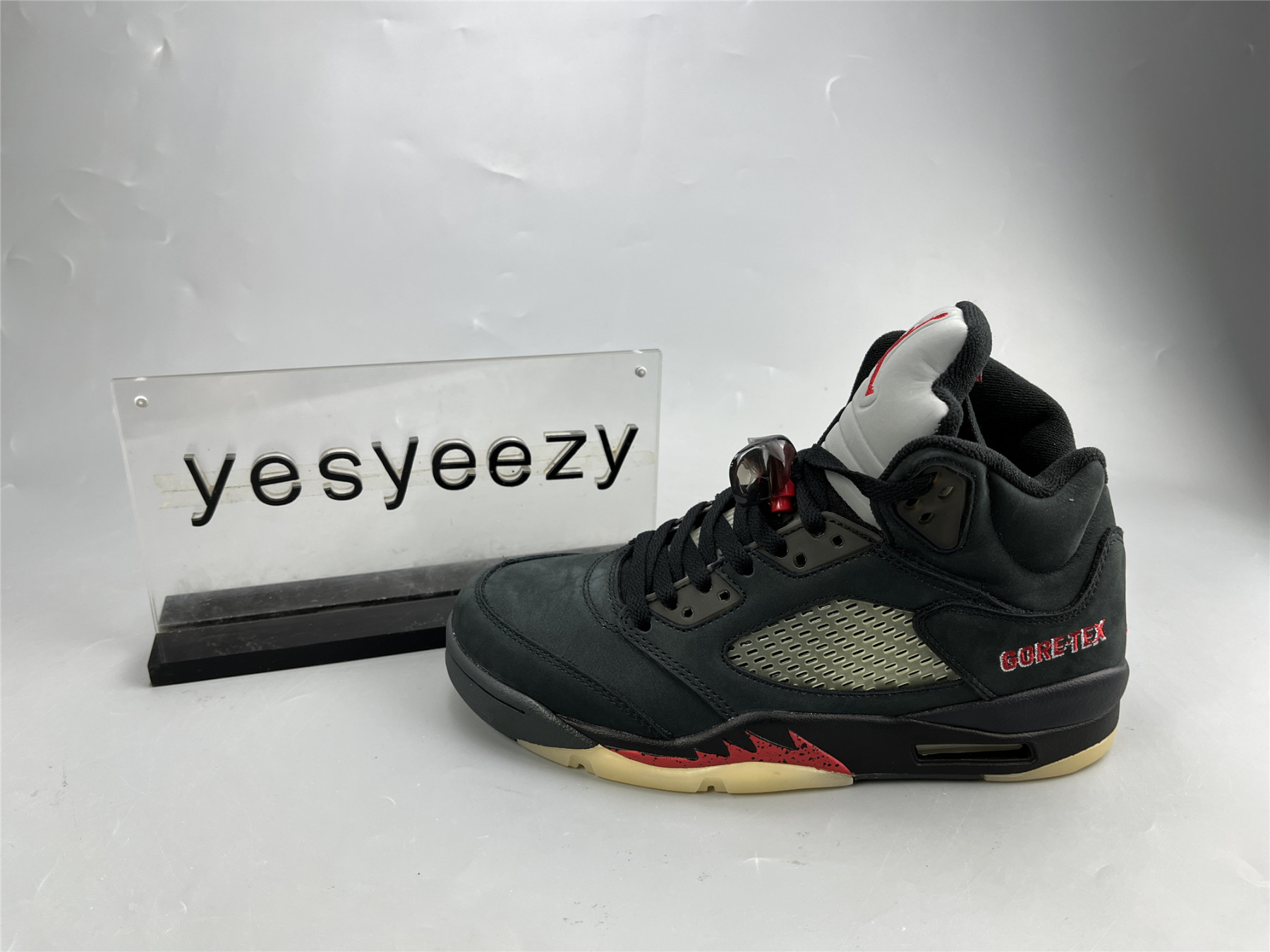 UA WMNS AIR JORDAN 5 GORE-TEX 