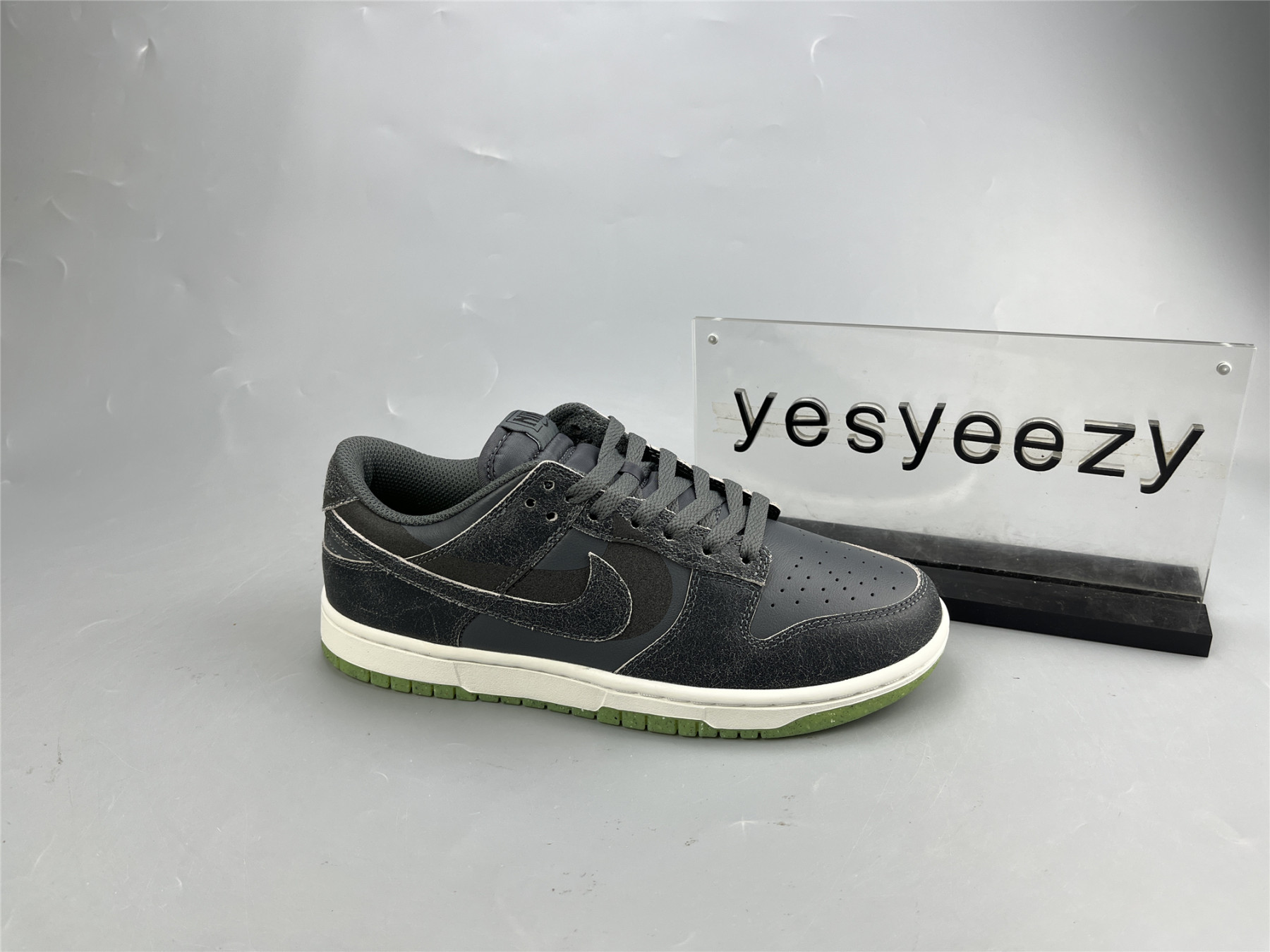 UA NIKE DUNK LOW SE 