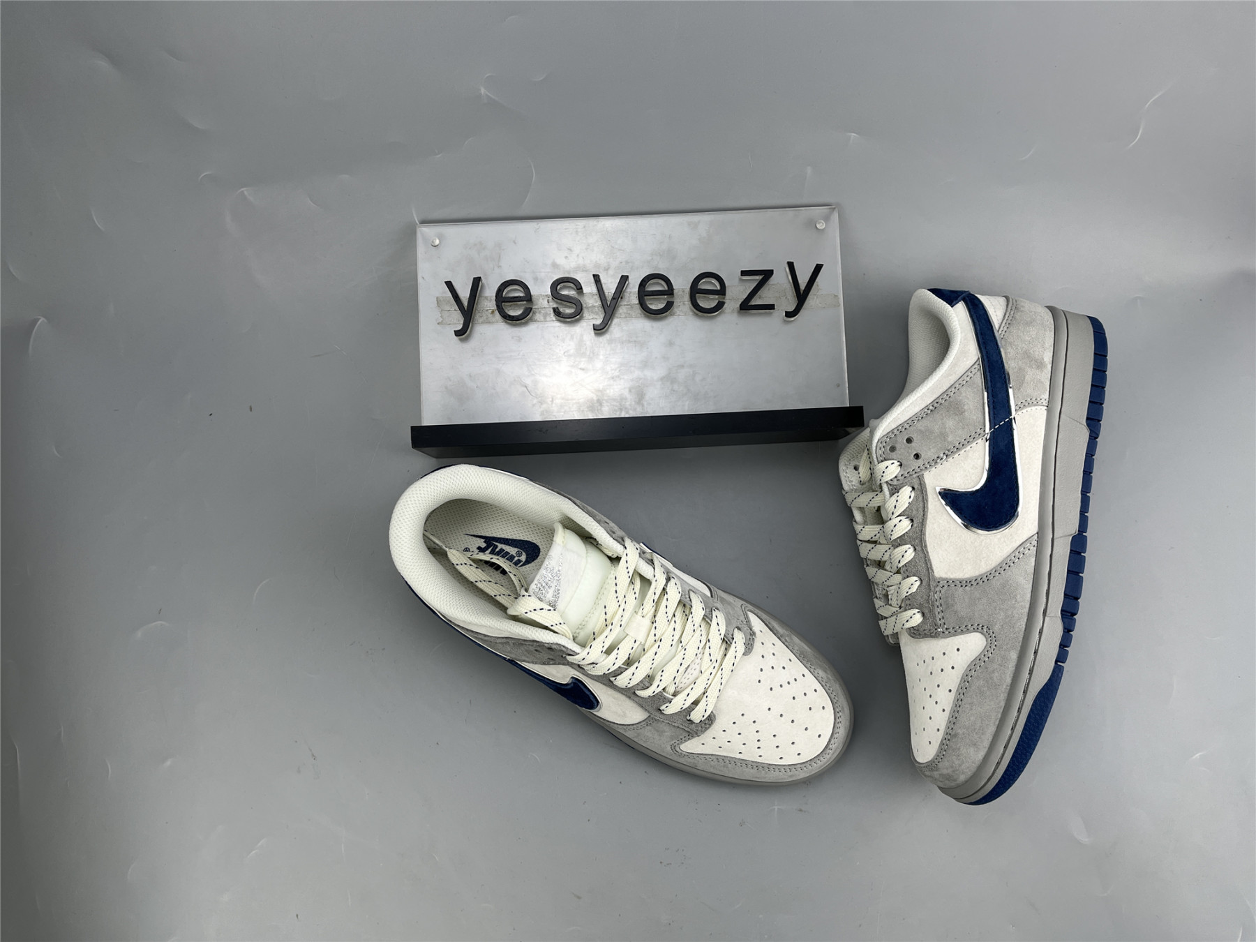 UA NIKE DUNK LOW LIGHT GREY