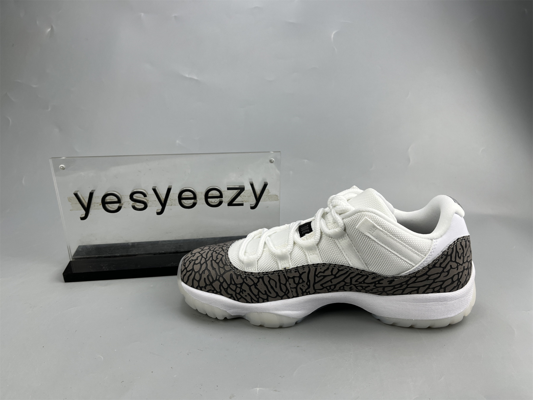 UA AIR JORDAN 11 LOW ELEPHANT