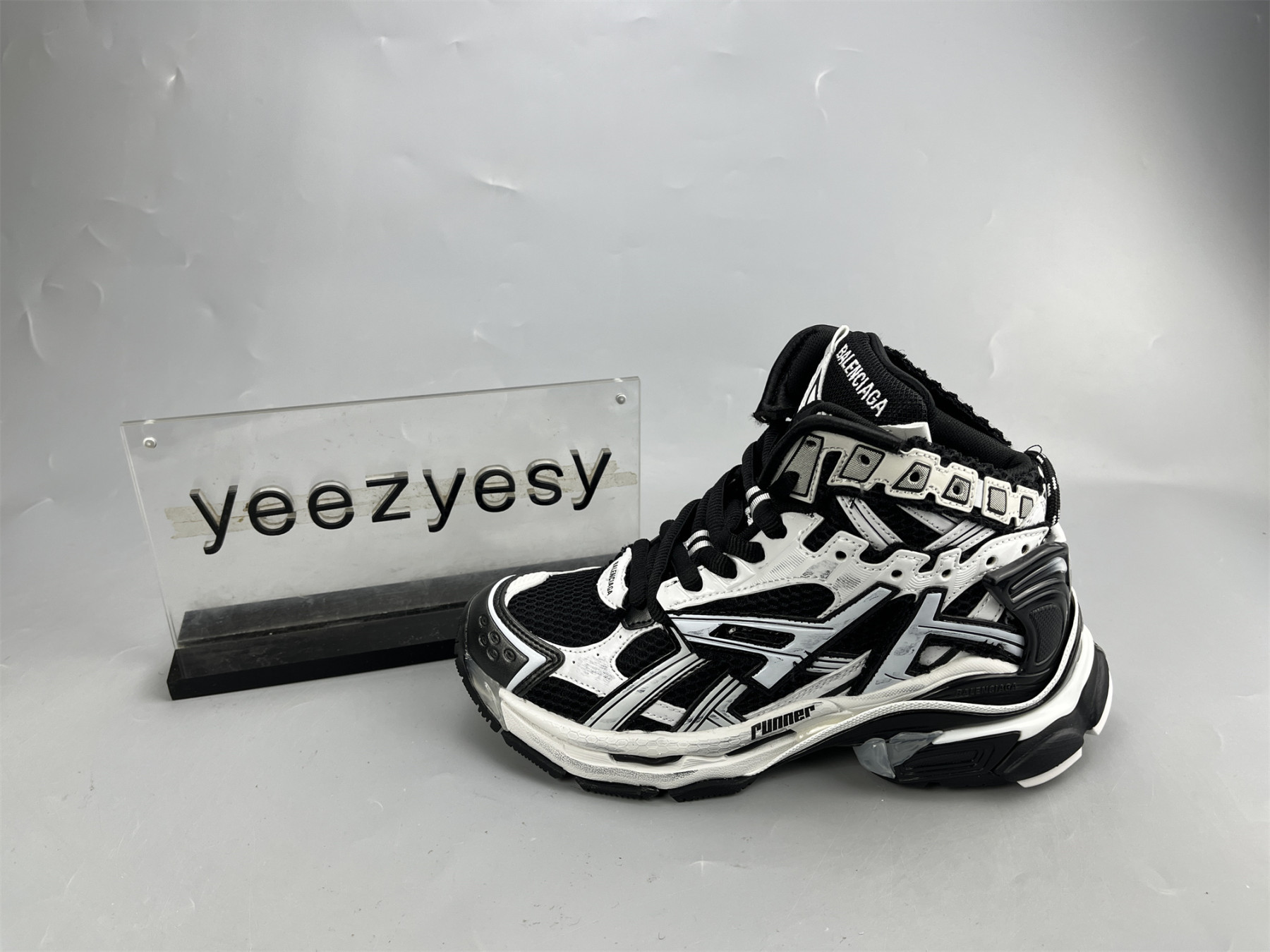 UA RUNNER HIGHTOP WHITE BLACK