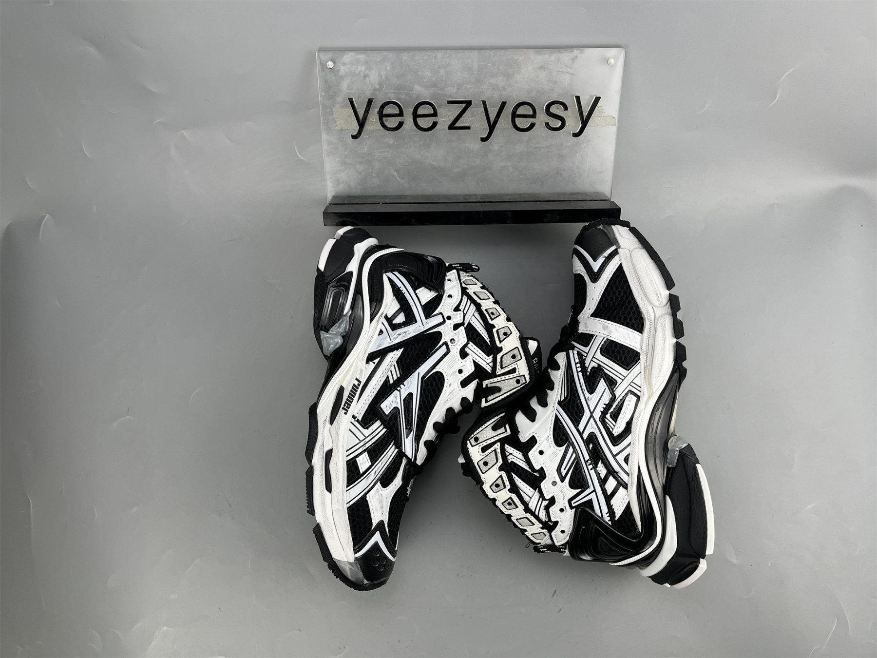UA RUNNER HIGHTOP WHITE BLACK