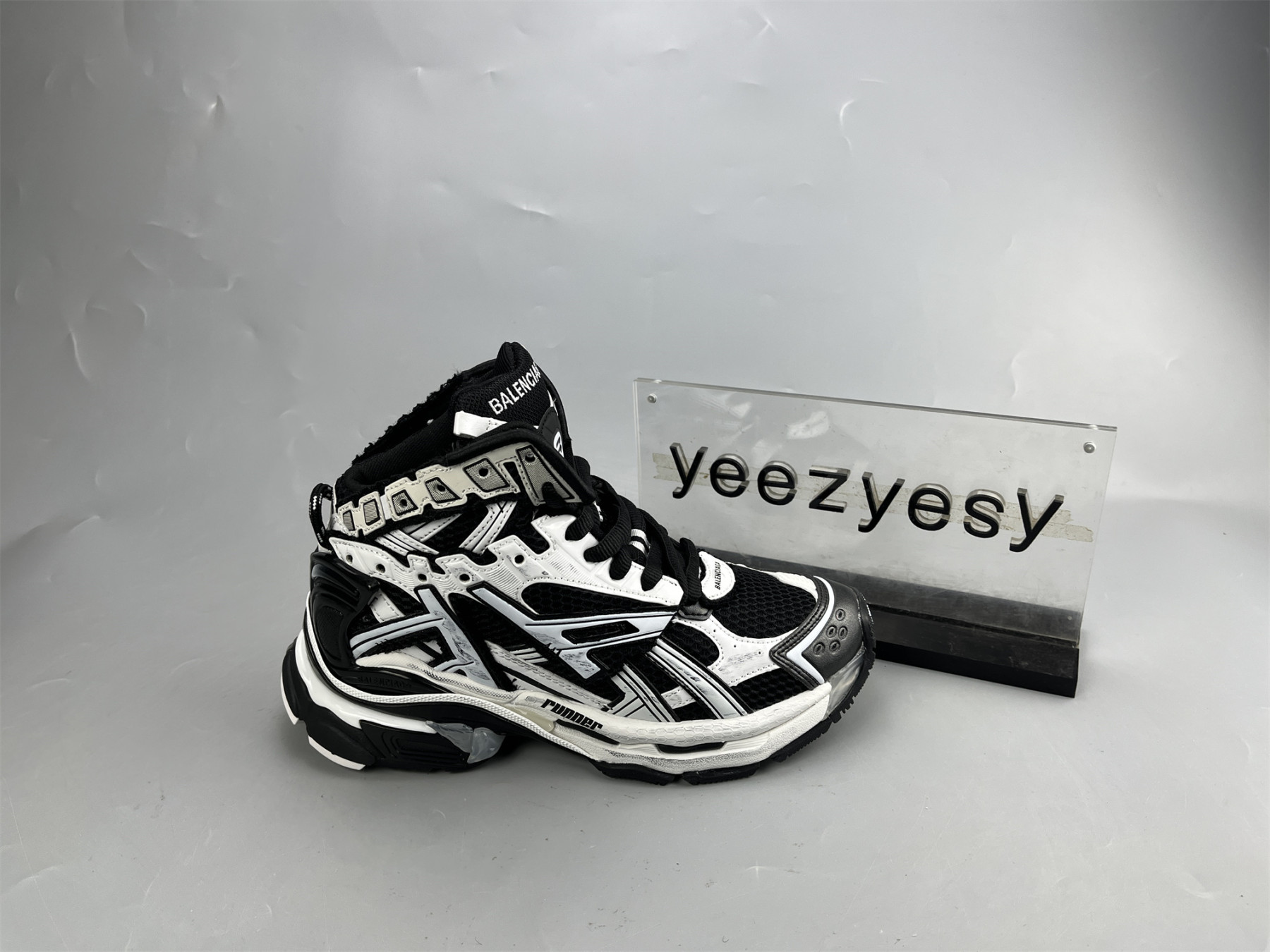 UA RUNNER HIGHTOP WHITE BLACK