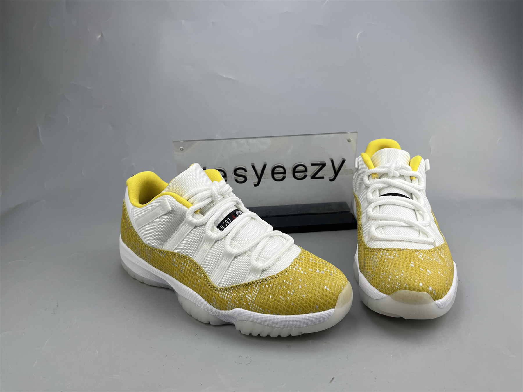 UA WMNS AIR JORDAN 11 RETRO LOW 