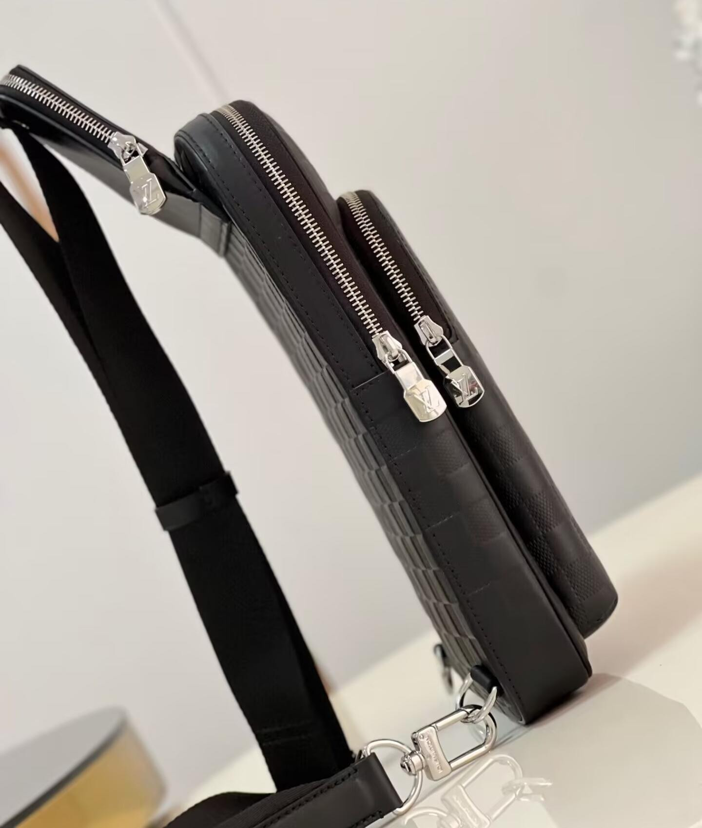 LV Avenue Slingbag N45303 20x31x7cm