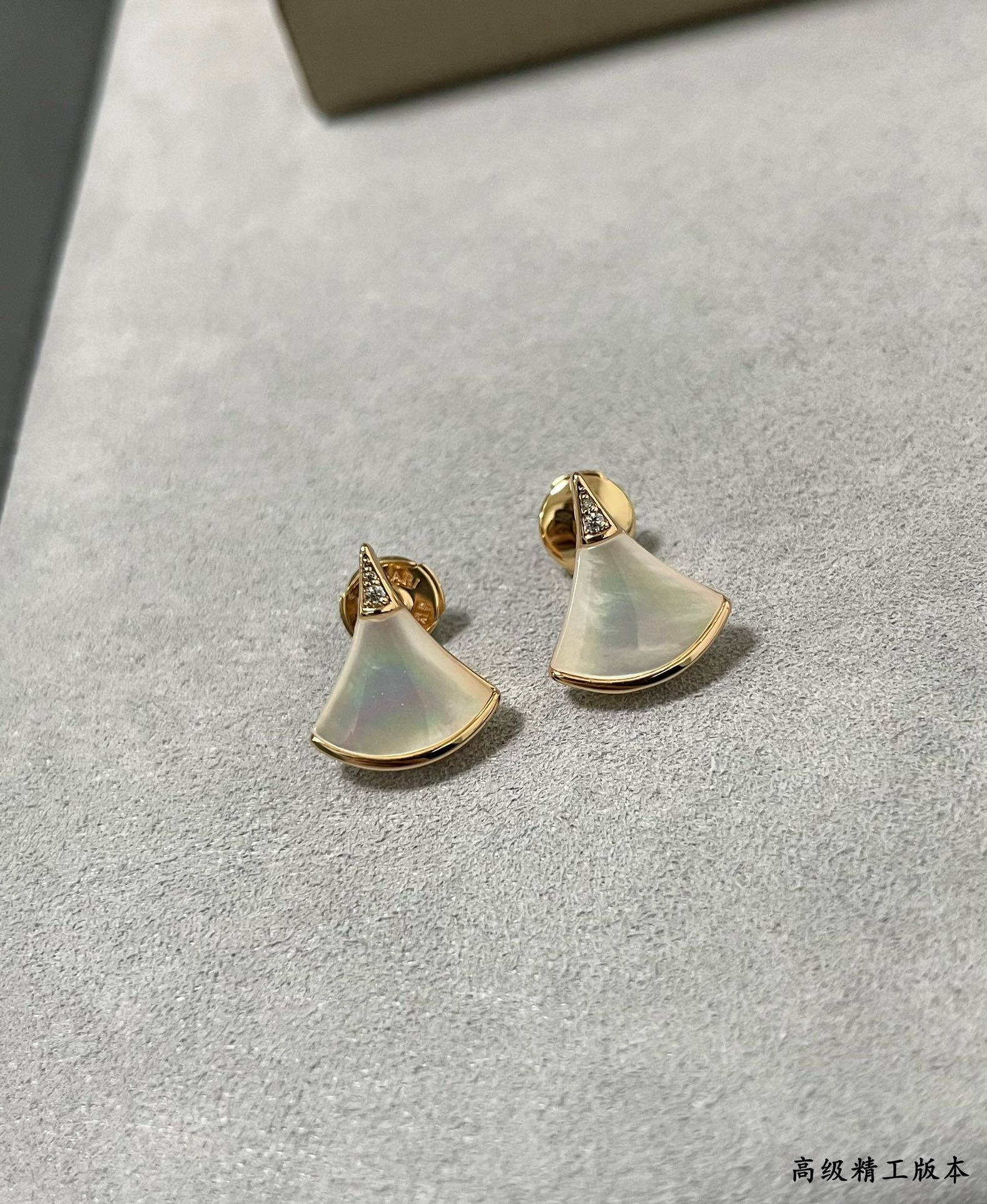 Bv1g*ai Scalloped Skirt Earrings