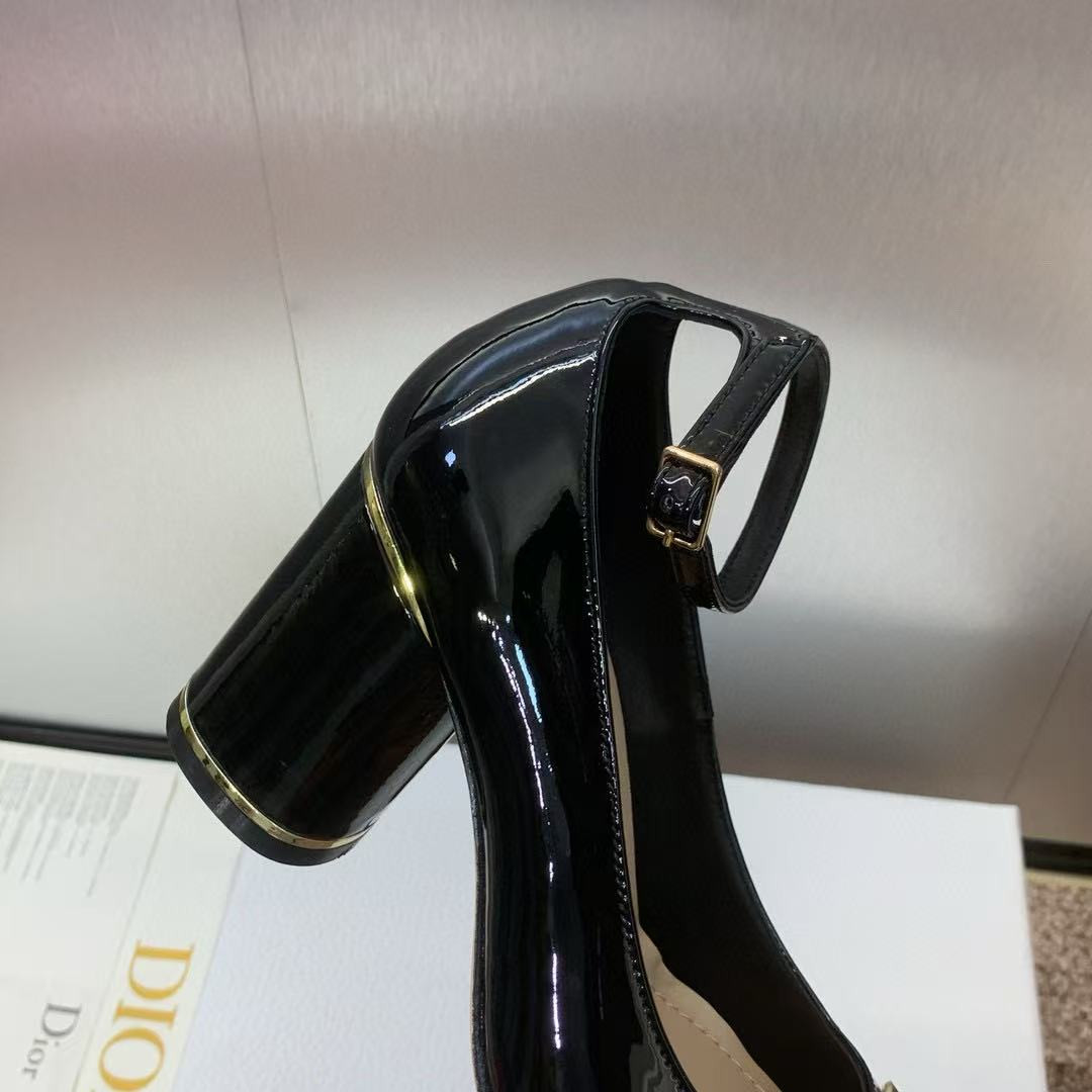 UA D10r Miss D10r Graffiti Pump