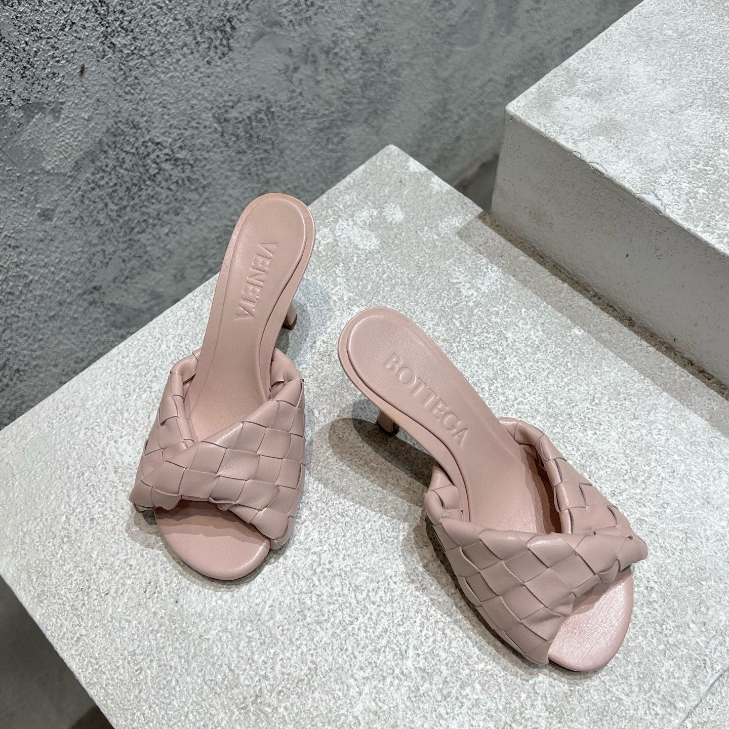 UA B0tt*ga Ven*ta Blink Slides