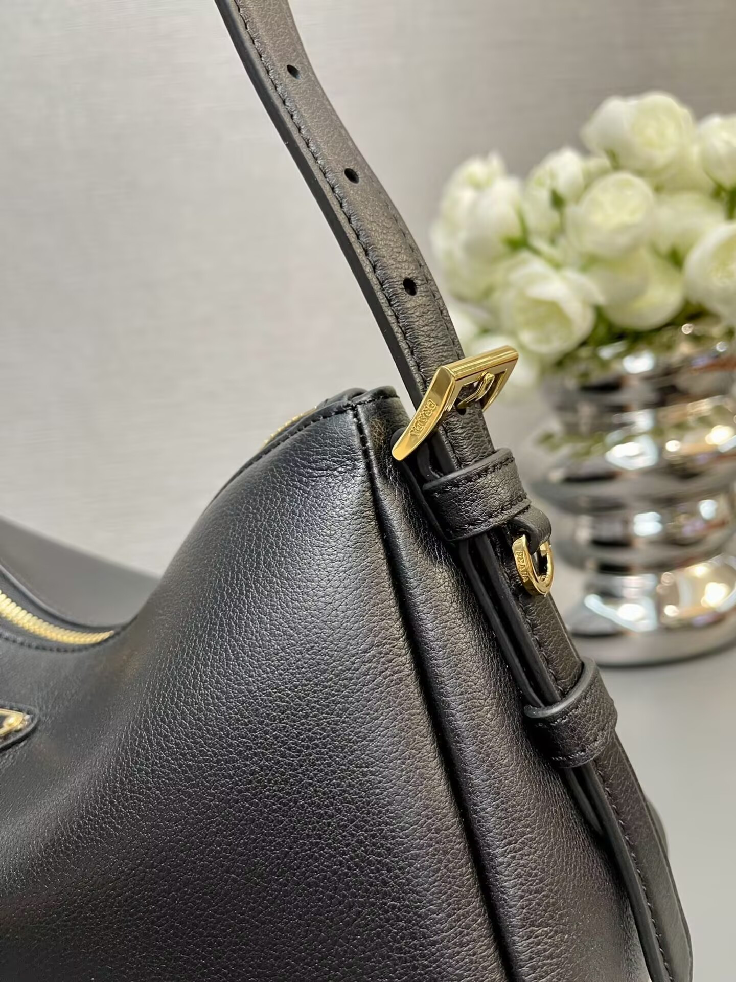 Pra*a Aimée leather shoulder bag 31x18x10cm