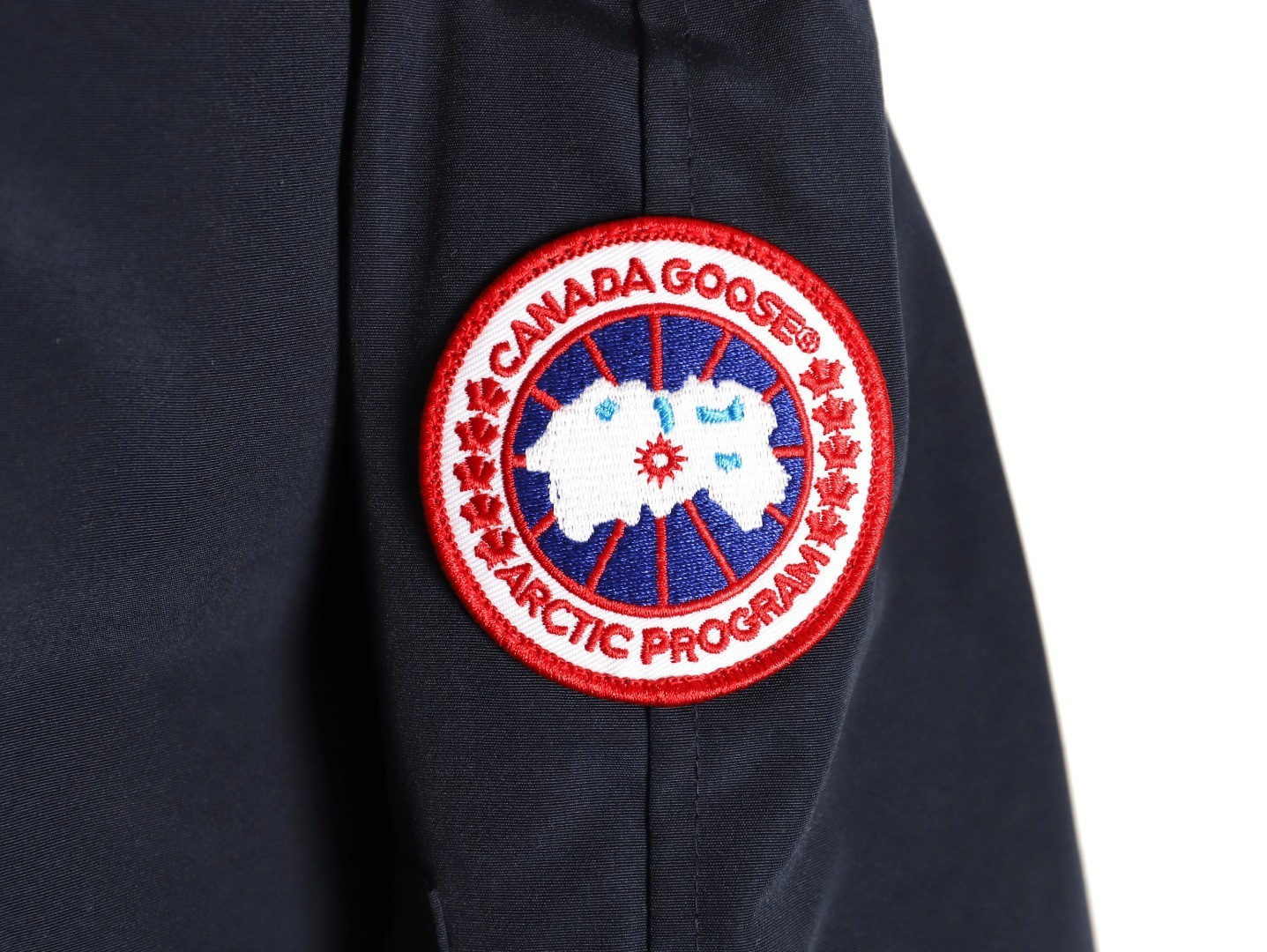 Can*a G00se Short Puffer jacket