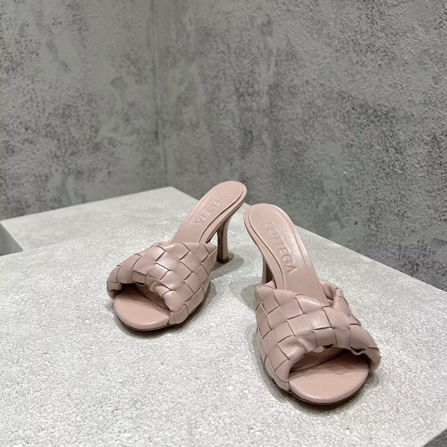 UA B0tt*ga Ven*ta Blink Slides