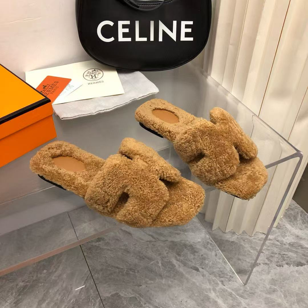 UA H**me5 Oran sandal