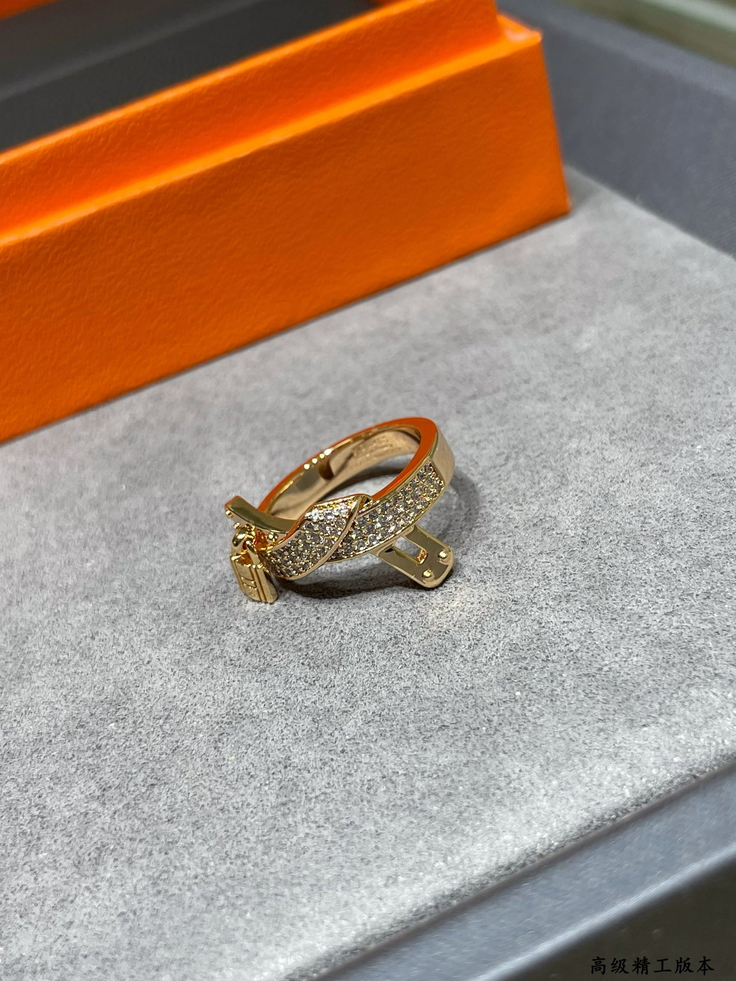 H**me5 H Clasp Ring
