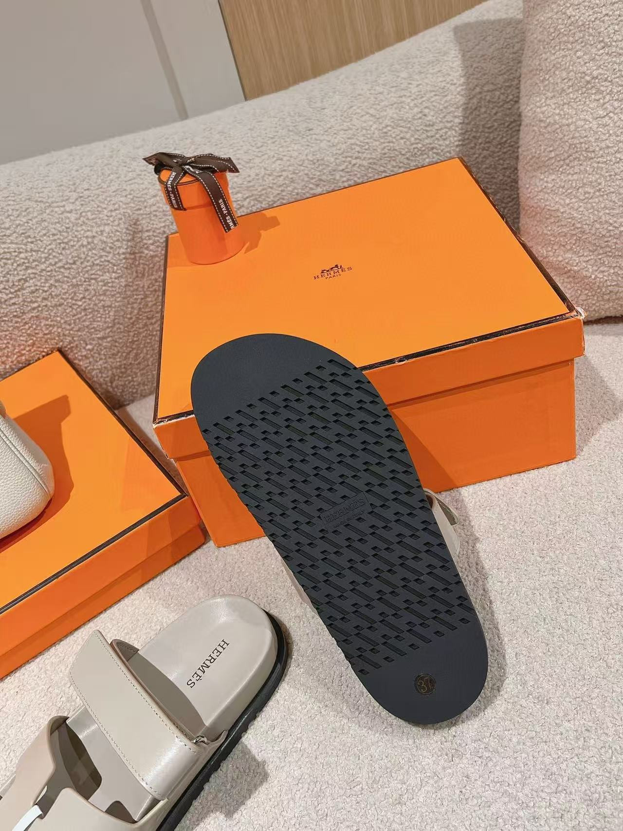 UA H**me5 Chypre Sandal