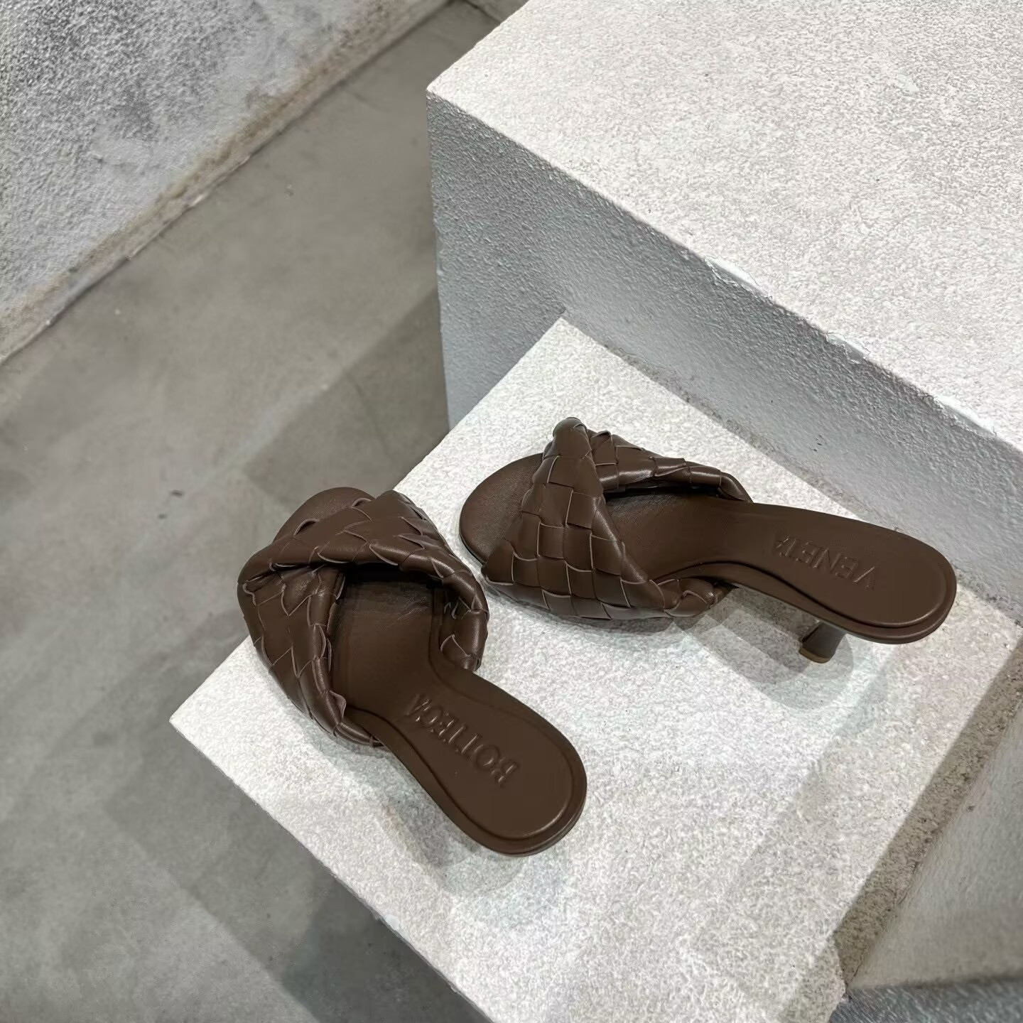 UA B0tt*ga Ven*ta Blink Slides
