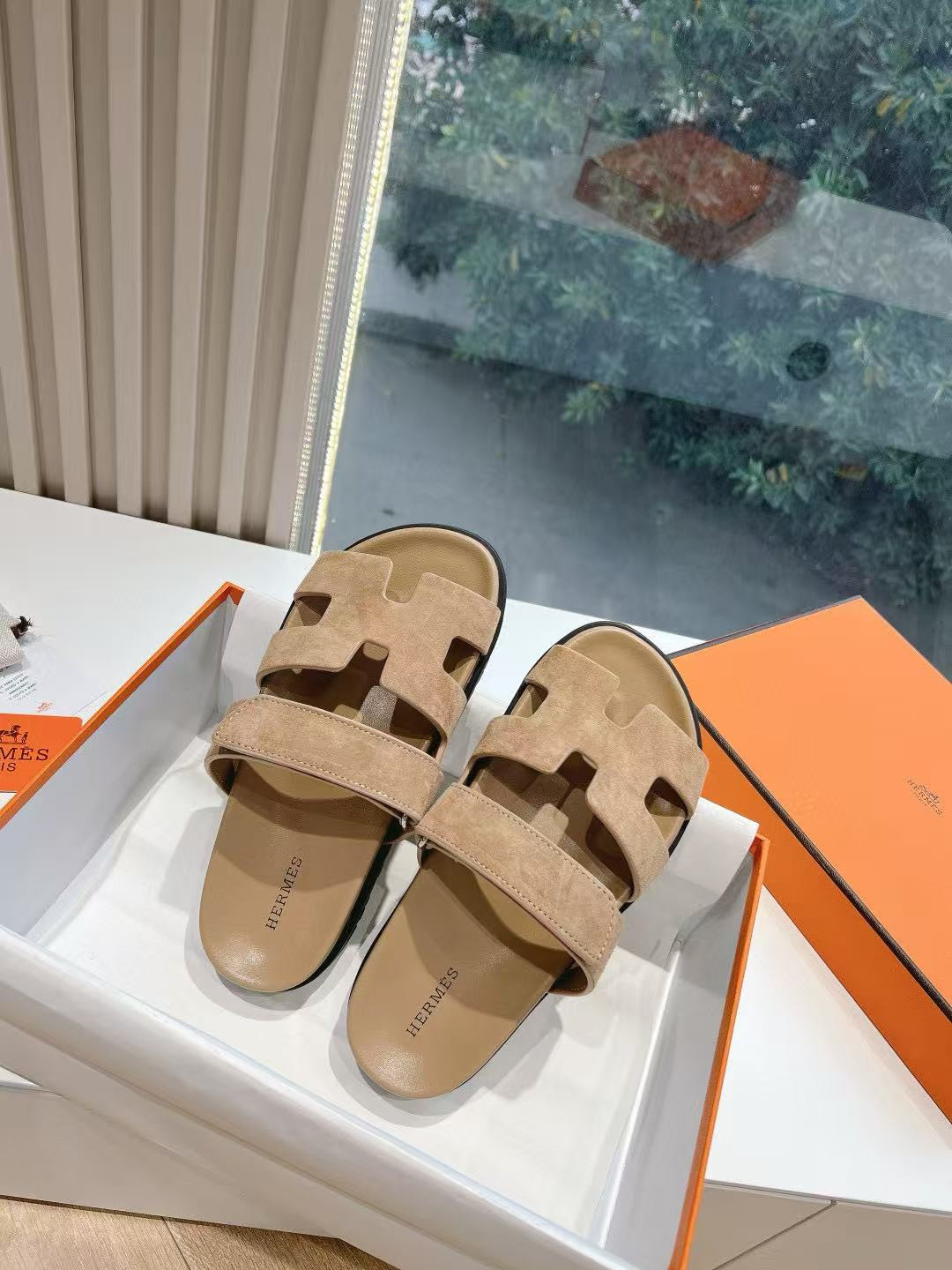 UA H**me5 Chypre Sandal
