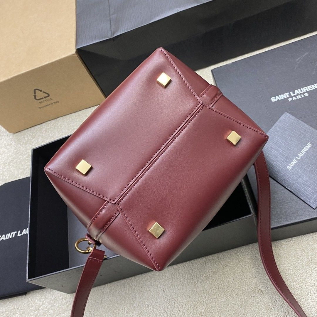 Y51 LE 37 In Shiny Leather 17x20x13cm